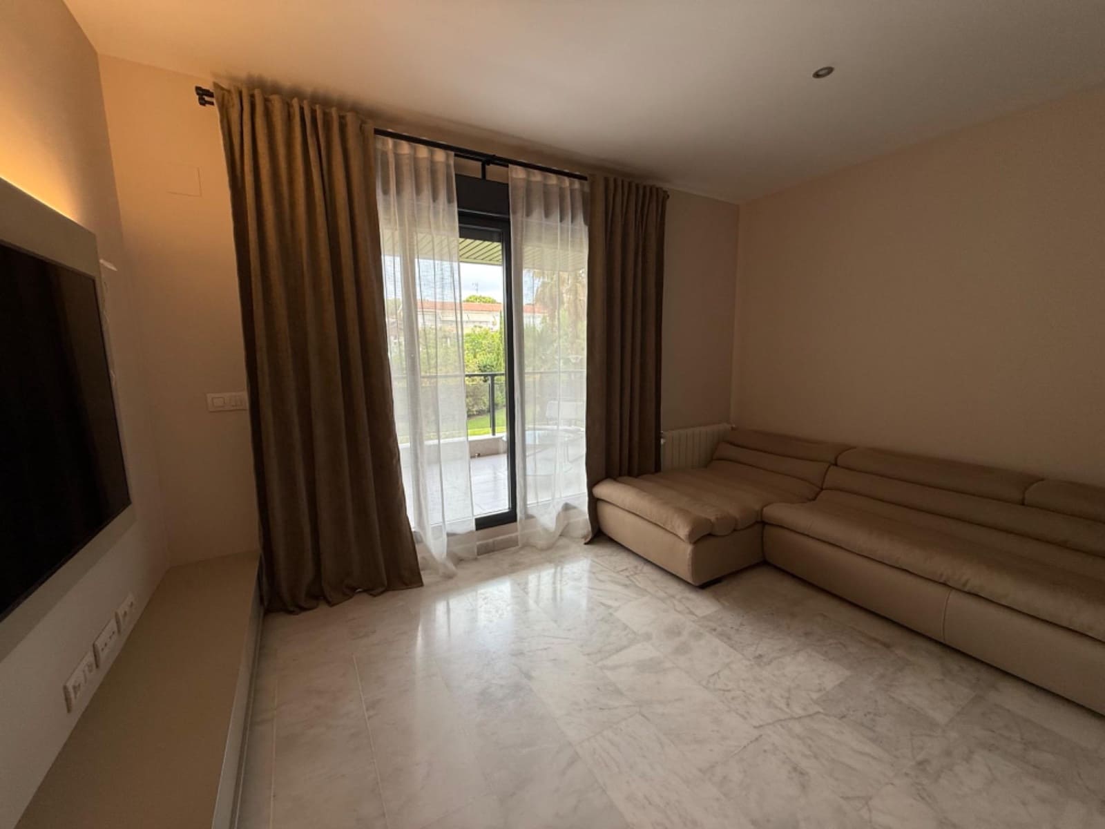 3 soveværelse Lejlighed til leje i Alicante by med swimmingpool - € 2.100 (Ref: 9215178)