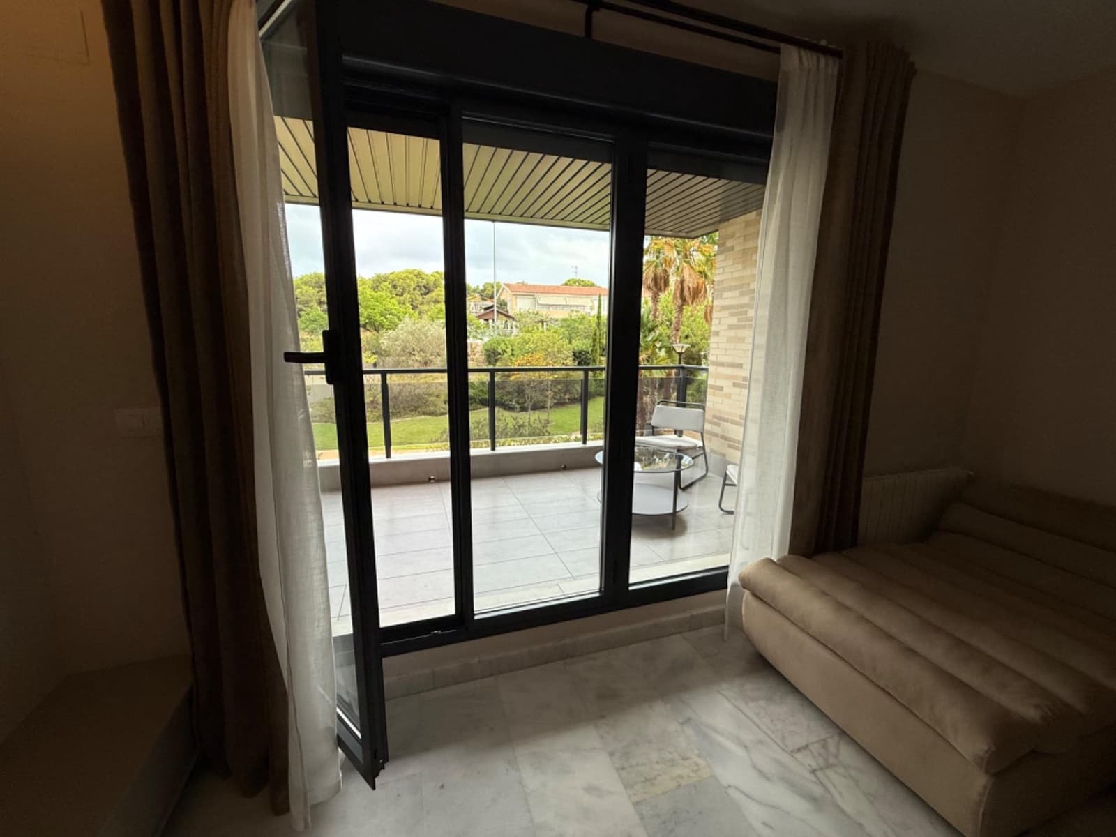 3 soveværelse Lejlighed til leje i Alicante by med swimmingpool - € 2.100 (Ref: 9215178)