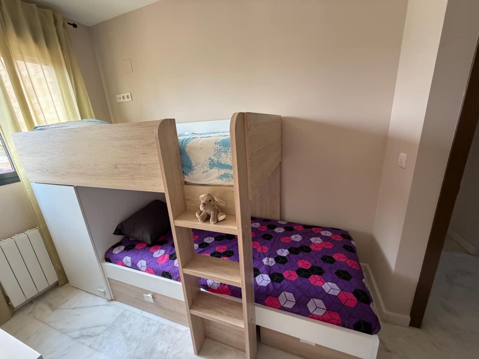 3 soveværelse Lejlighed til leje i Alicante by med swimmingpool - € 2.100 (Ref: 9215178)