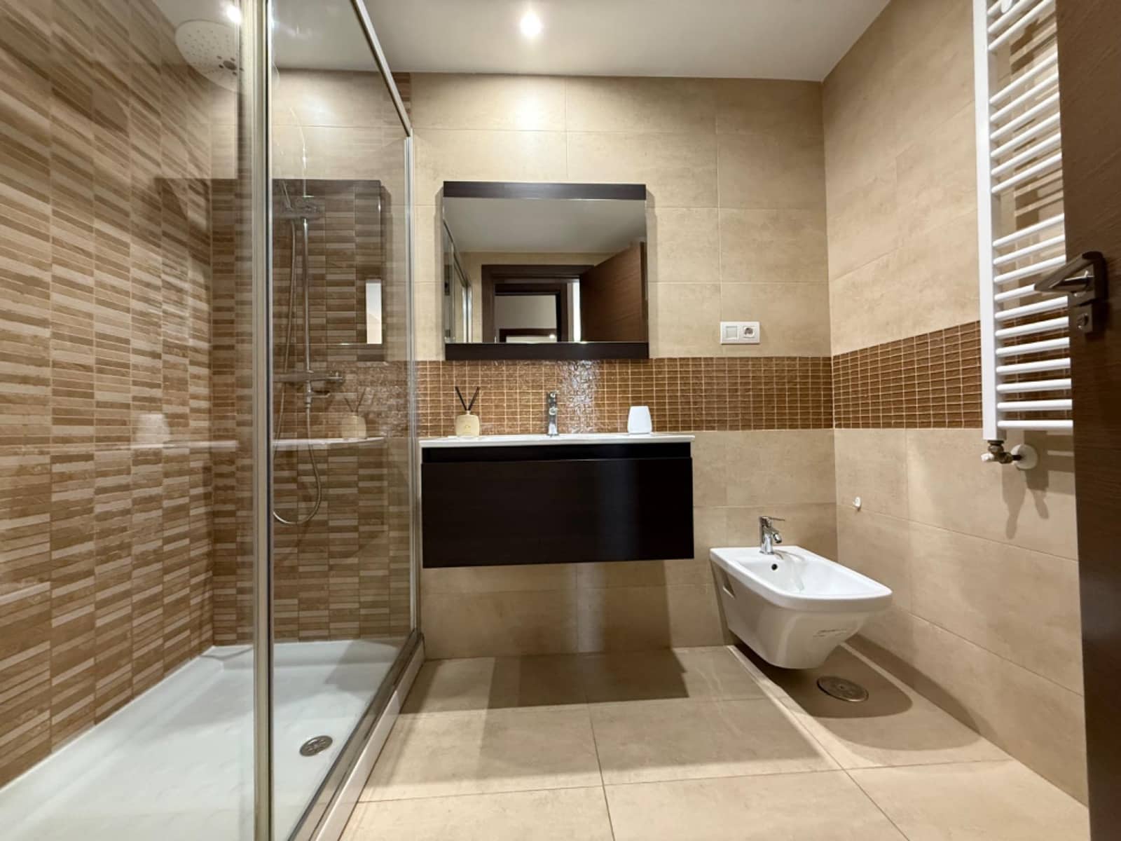 3 soveværelse Lejlighed til leje i Alicante by med swimmingpool - € 2.100 (Ref: 9215178)