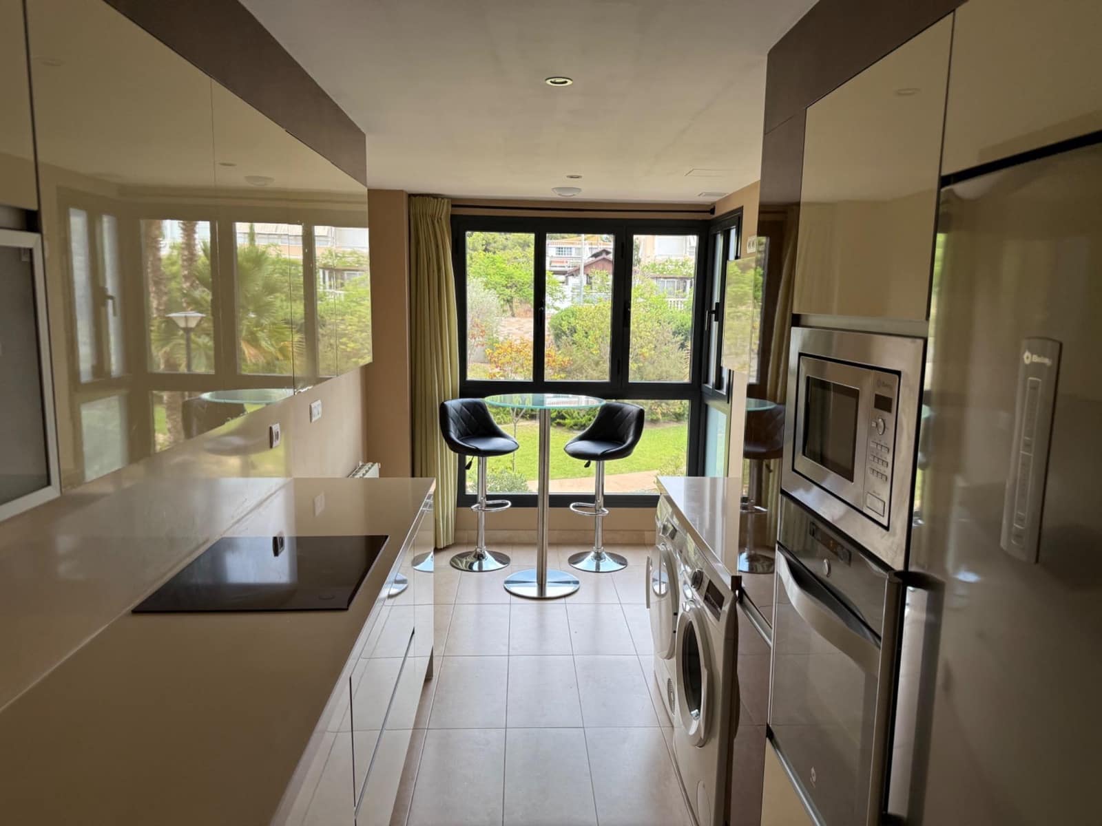 3 soveværelse Lejlighed til leje i Alicante by med swimmingpool - € 2.100 (Ref: 9215178)