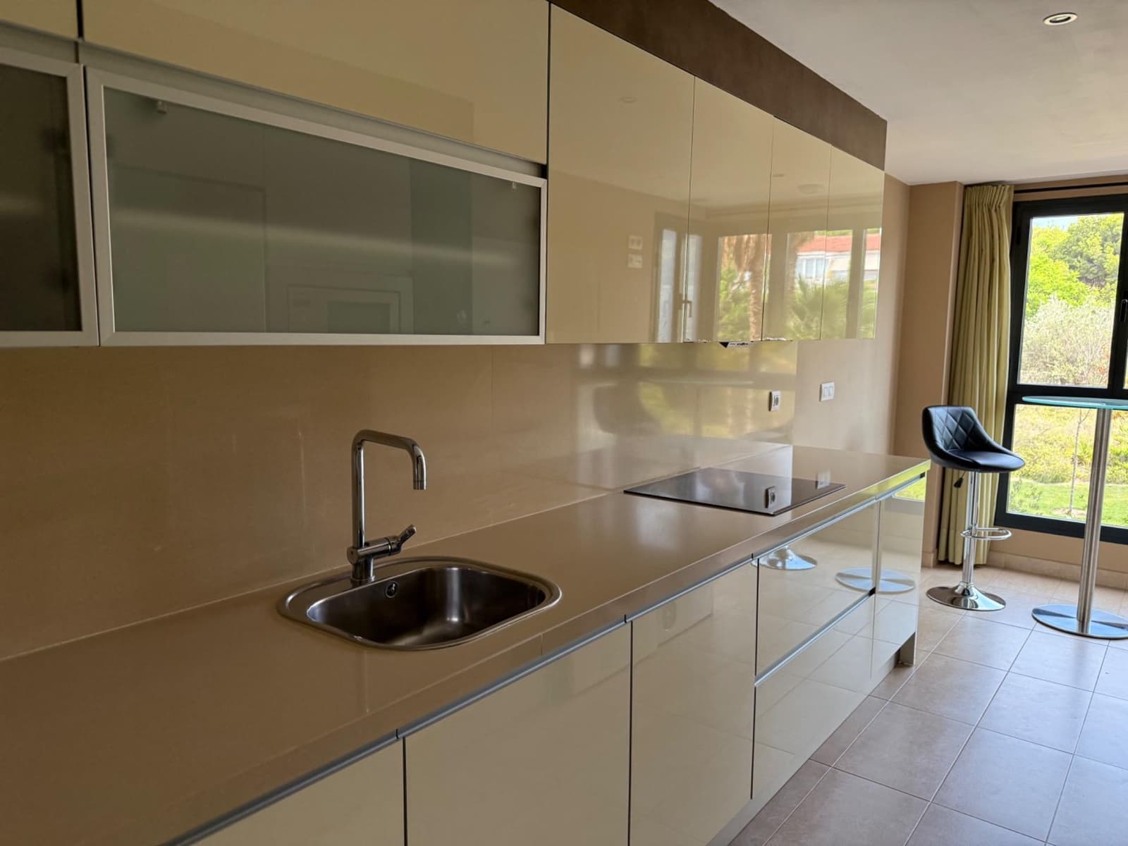 3 soveværelse Lejlighed til leje i Alicante by med swimmingpool - € 2.100 (Ref: 9215178)