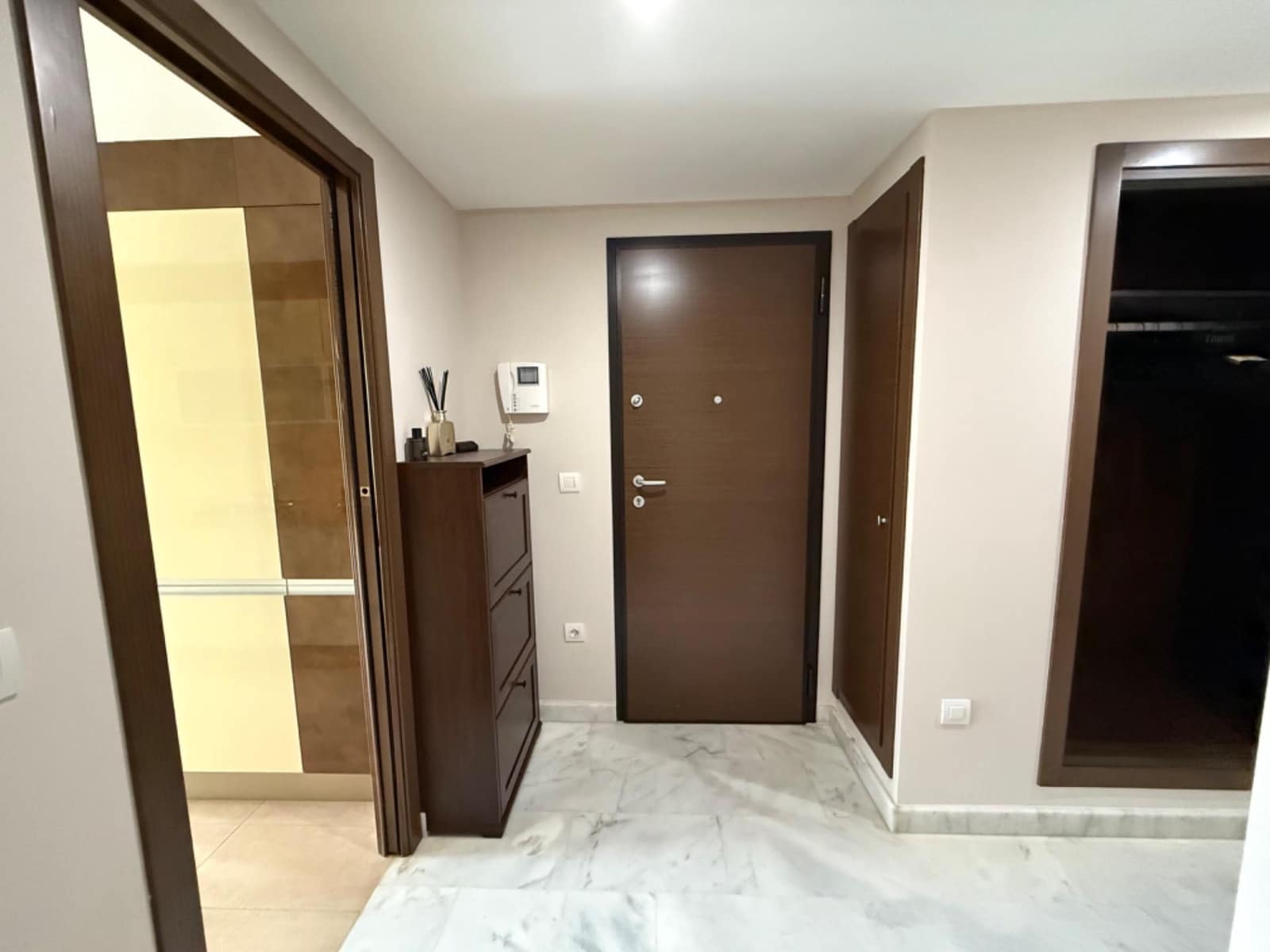 3 soveværelse Lejlighed til leje i Alicante by med swimmingpool - € 2.100 (Ref: 9215178)