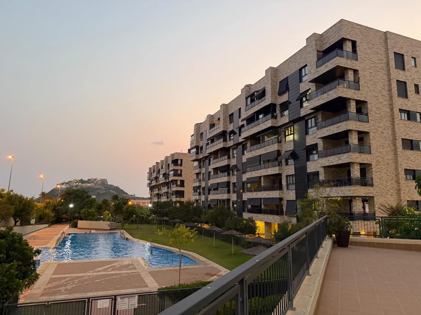 3 soveværelse Lejlighed til leje i Alicante by med swimmingpool - € 2.100 (Ref: 9215178)