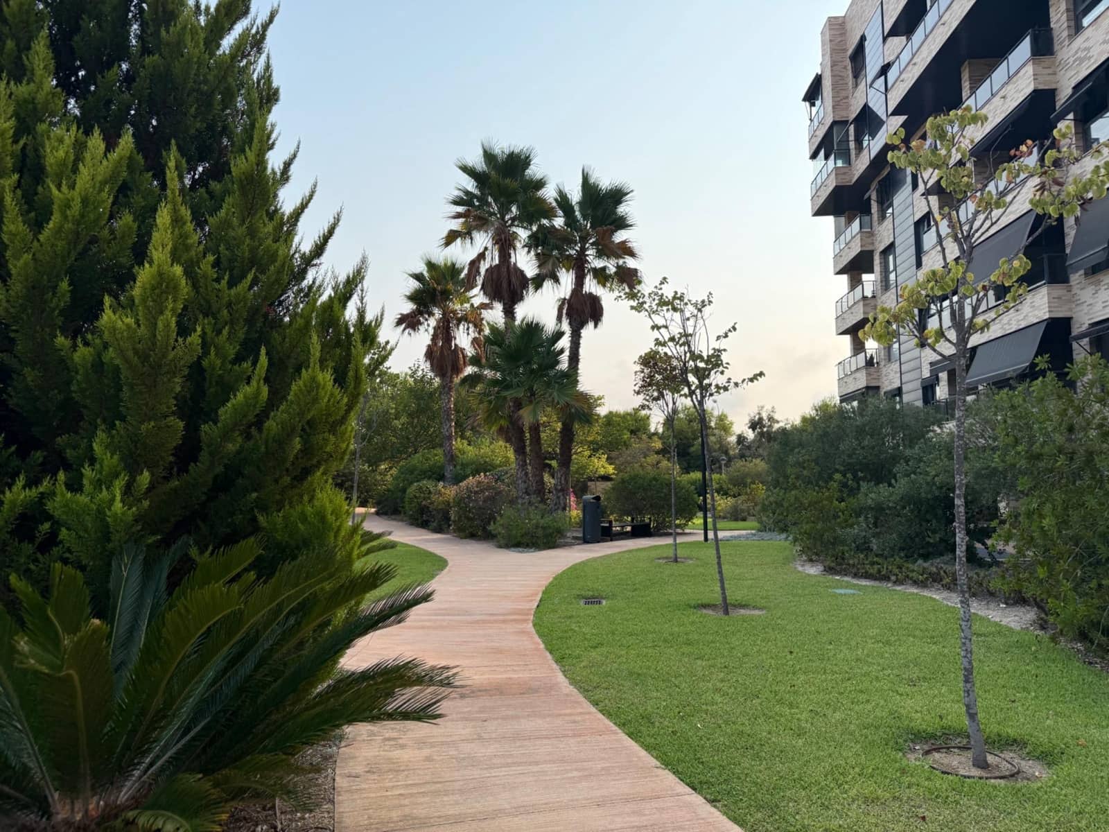 3 soveværelse Lejlighed til leje i Alicante by med swimmingpool - € 2.100 (Ref: 9215178)