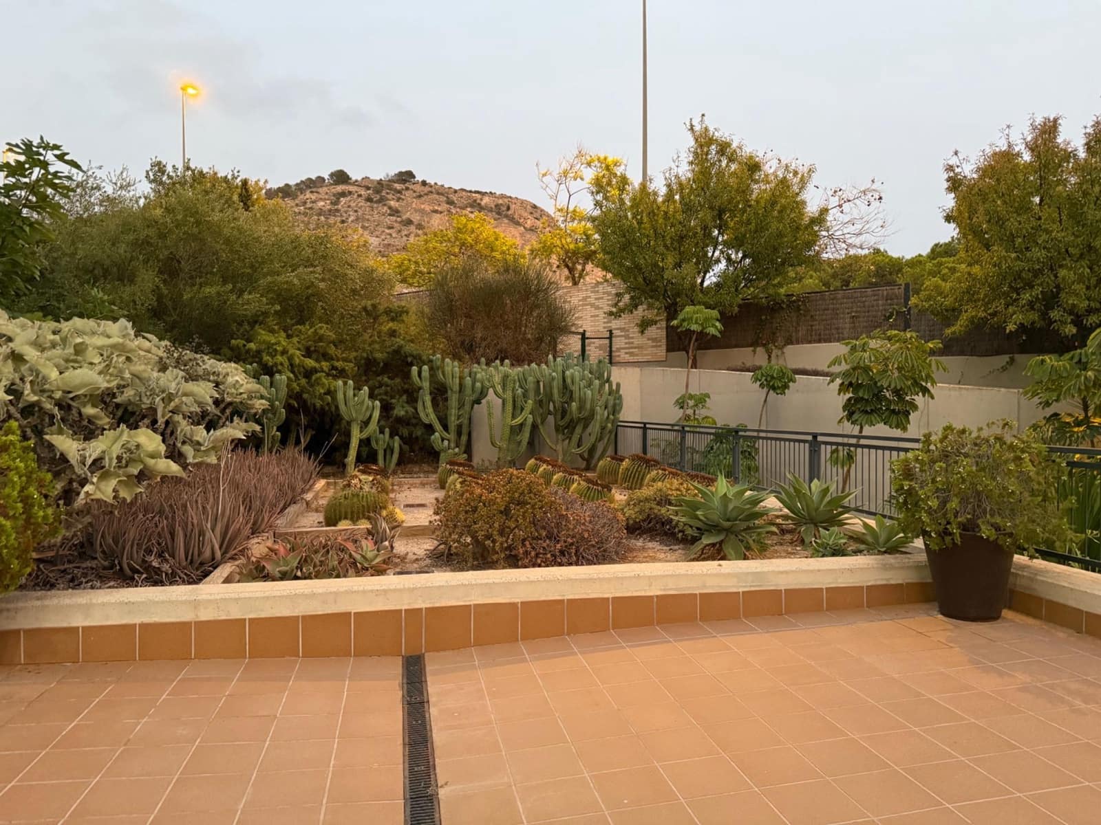 3 soveværelse Lejlighed til leje i Alicante by med swimmingpool - € 2.100 (Ref: 9215178)