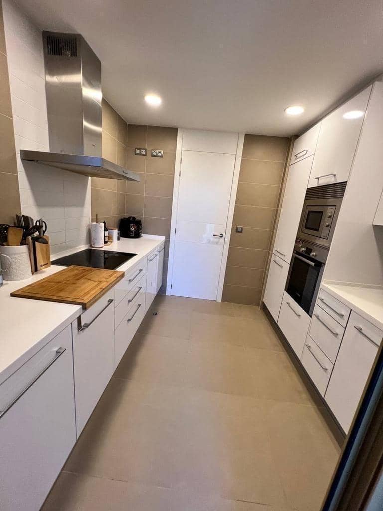 2 bedroom Apartment for rent in Benidorm with pool - € 1,900 (Ref: 9217568)