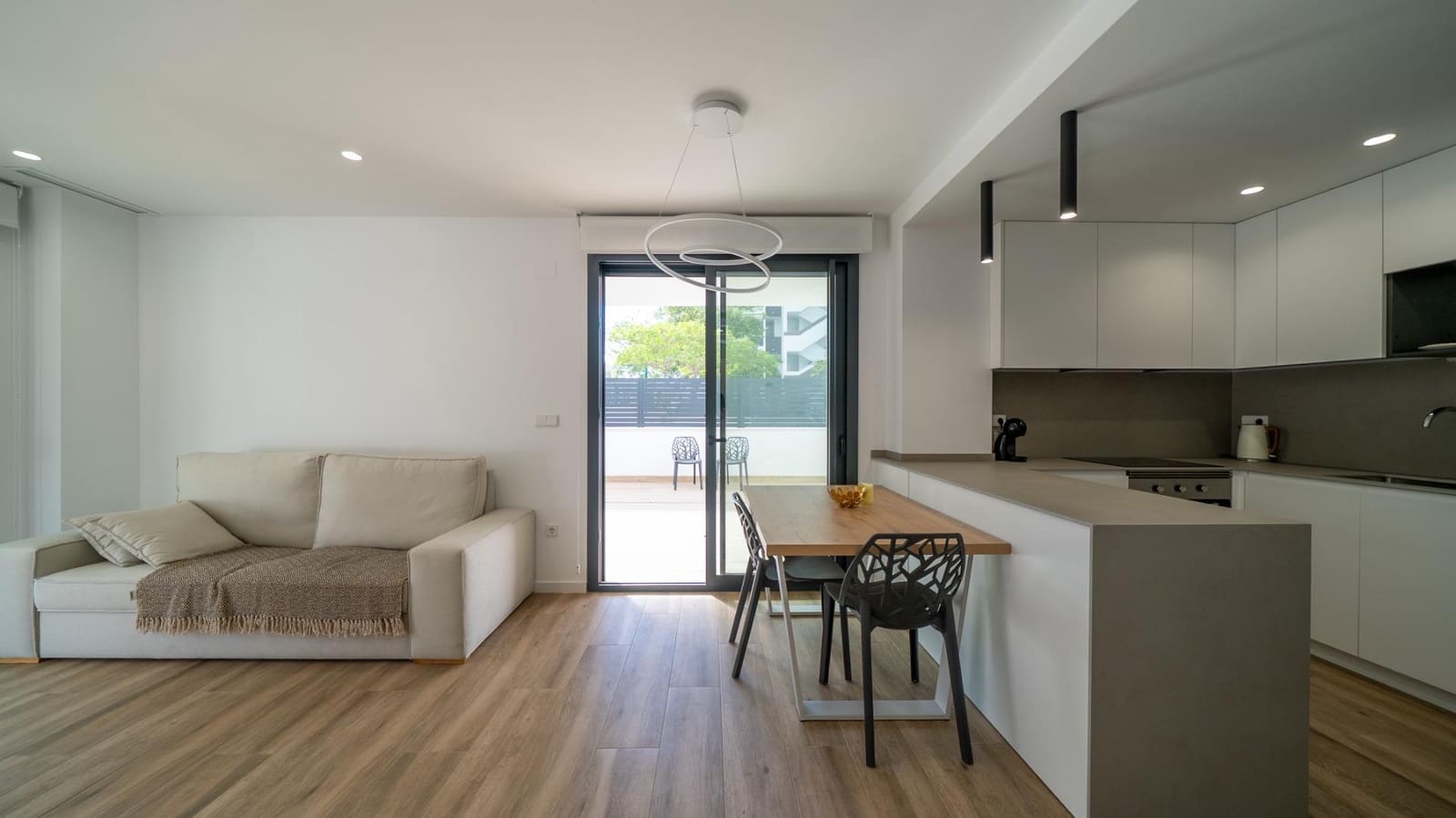 2 soveværelse Lejlighed til leje i Arenales del Sol med swimmingpool - € 1.300 (Ref: 9303663)