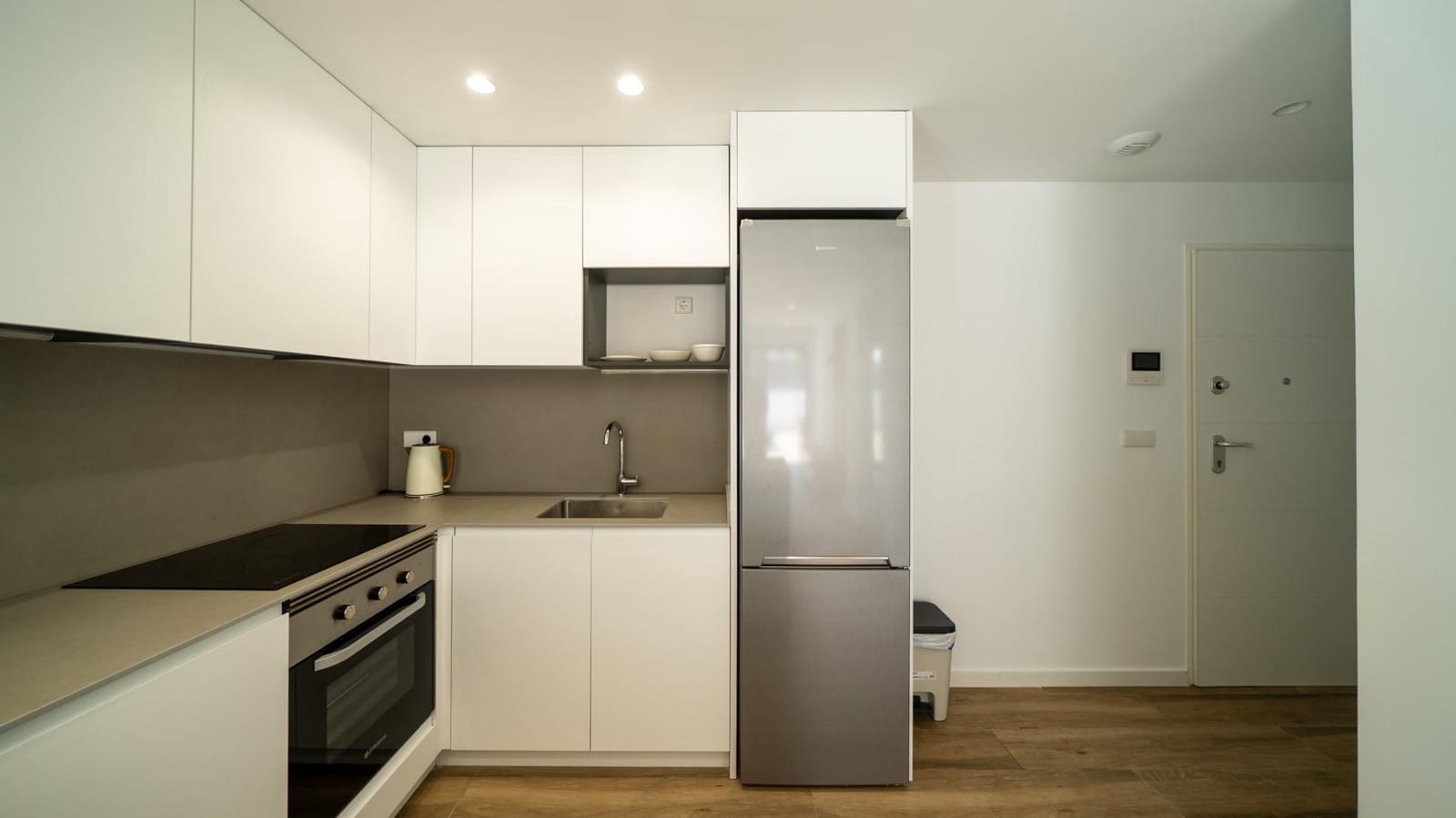 2 soveværelse Lejlighed til leje i Arenales del Sol med swimmingpool - € 1.300 (Ref: 9303663)