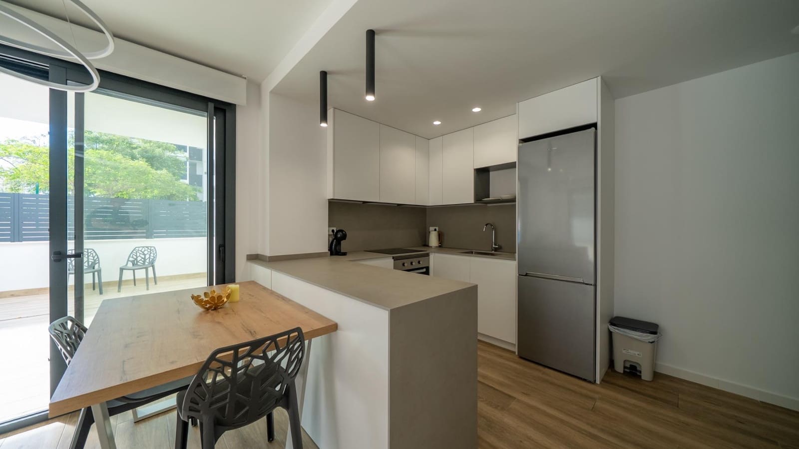 2 soveværelse Lejlighed til leje i Arenales del Sol med swimmingpool - € 1.300 (Ref: 9303663)