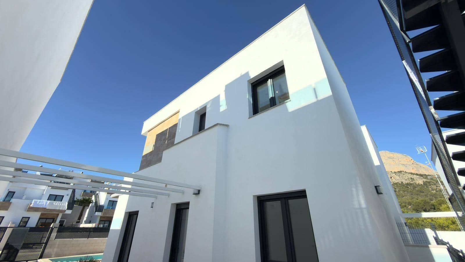 3 bedroom Villa for sale in Polop with pool - € 449,000 (Ref: 9344895)