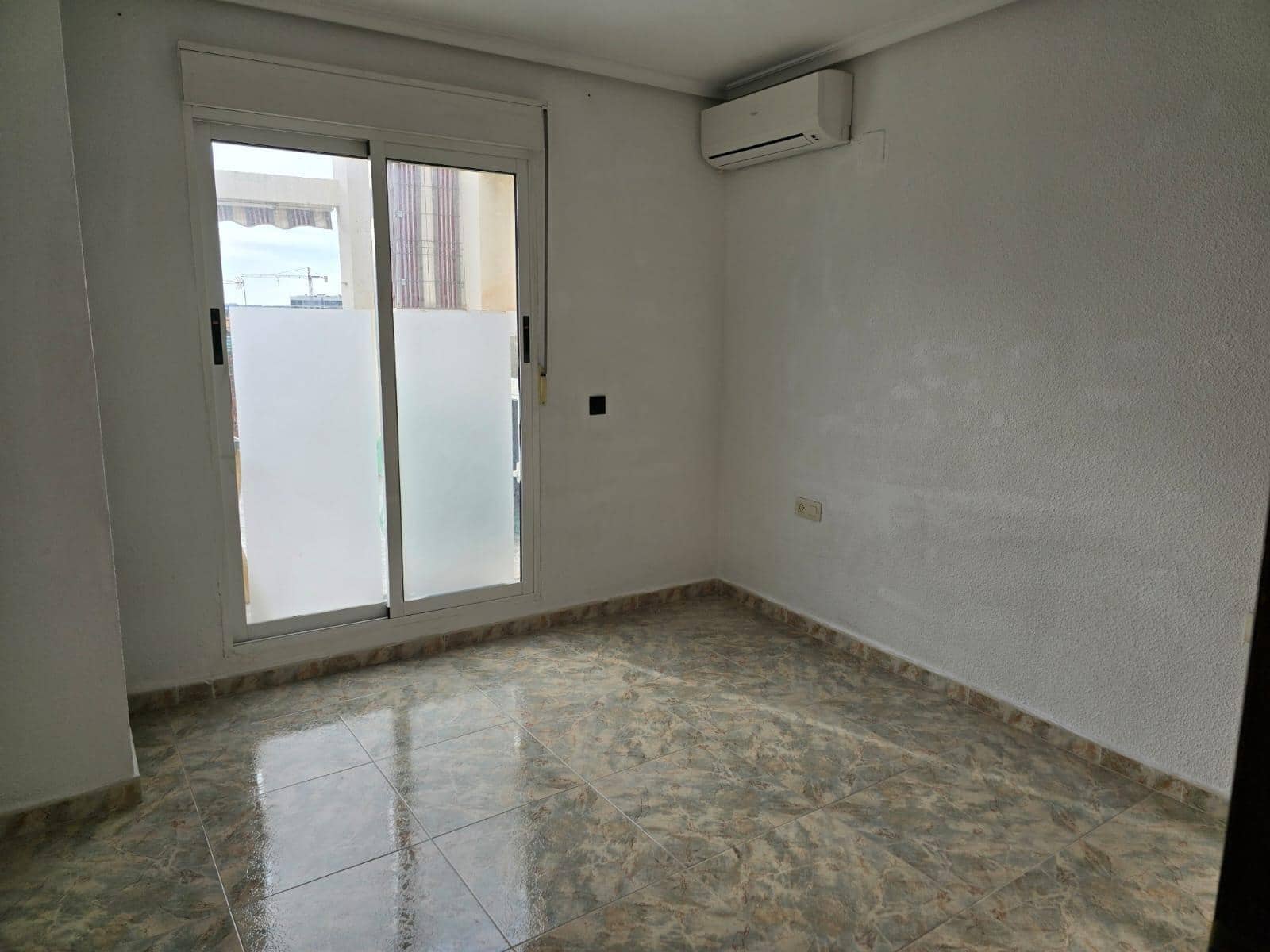 4 makuuhuone Kattohuoneisto vuokrattavana paikassa Alicante kaupunki mukana 
autotalli - 1 500 € (Ref: 9362438)