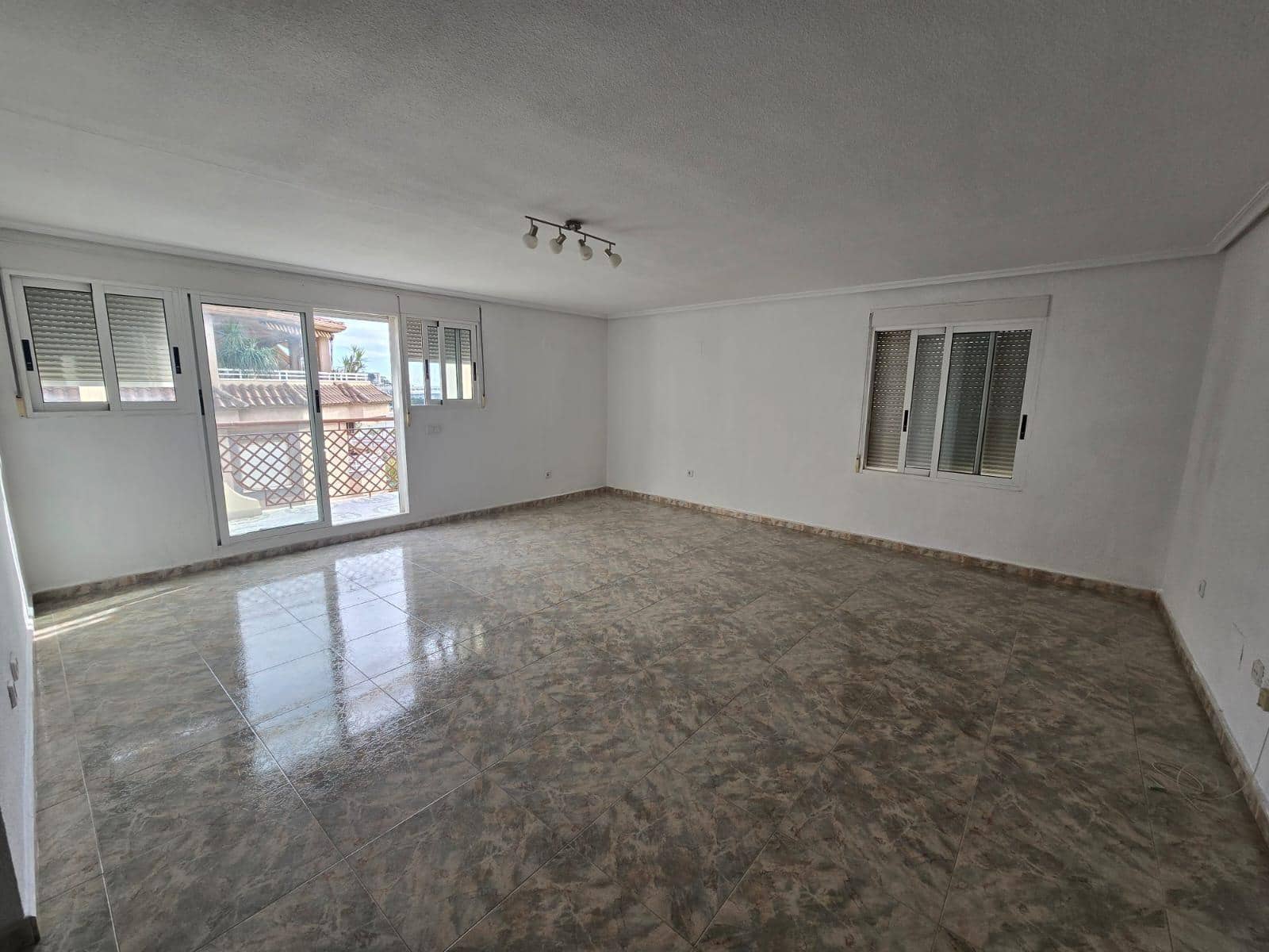 4 makuuhuone Kattohuoneisto vuokrattavana paikassa Alicante kaupunki mukana 
autotalli - 1 500 € (Ref: 9362438)