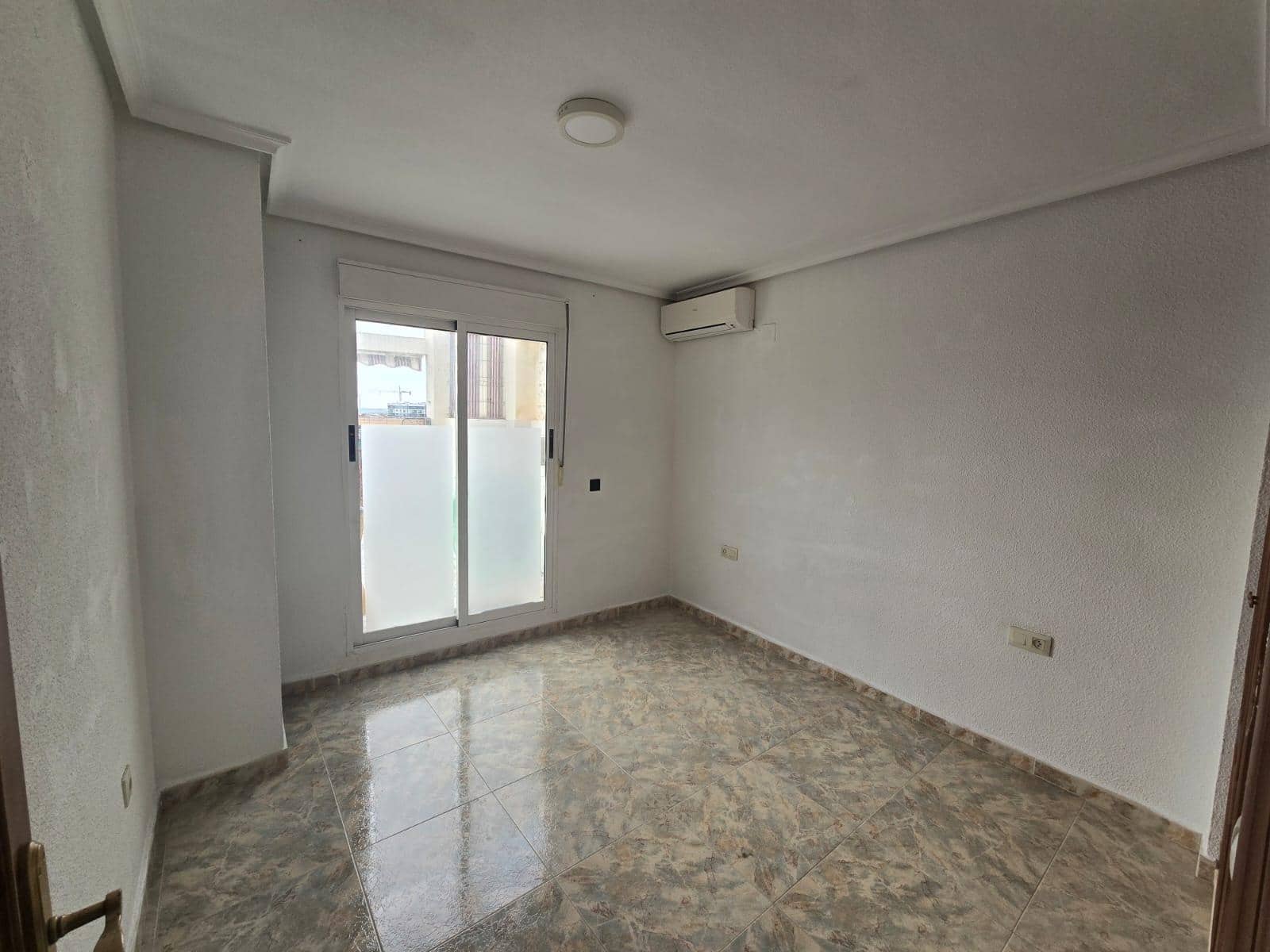 4 makuuhuone Kattohuoneisto vuokrattavana paikassa Alicante kaupunki mukana 
autotalli - 1 500 € (Ref: 9362438)