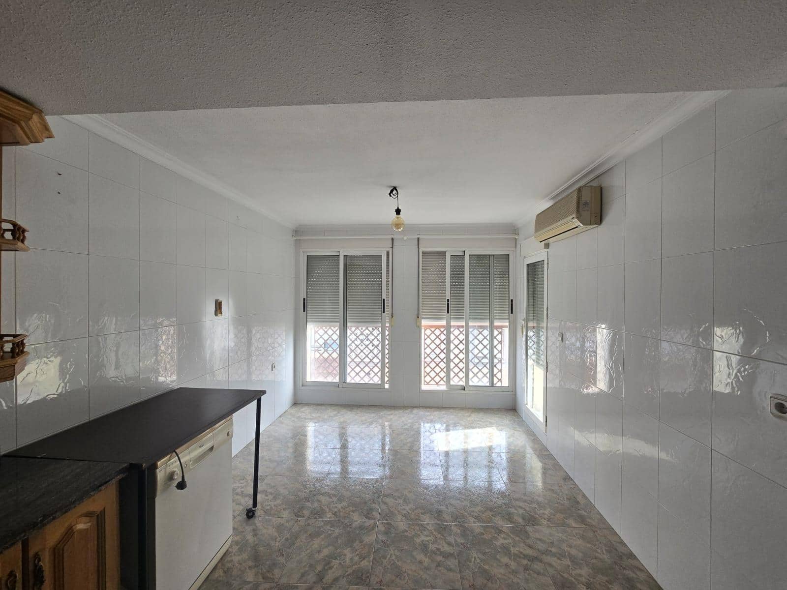 4 bedroom Penthouse for rent in Alicante / Alacant city with garage - € 1,500 (Ref: 9362438)