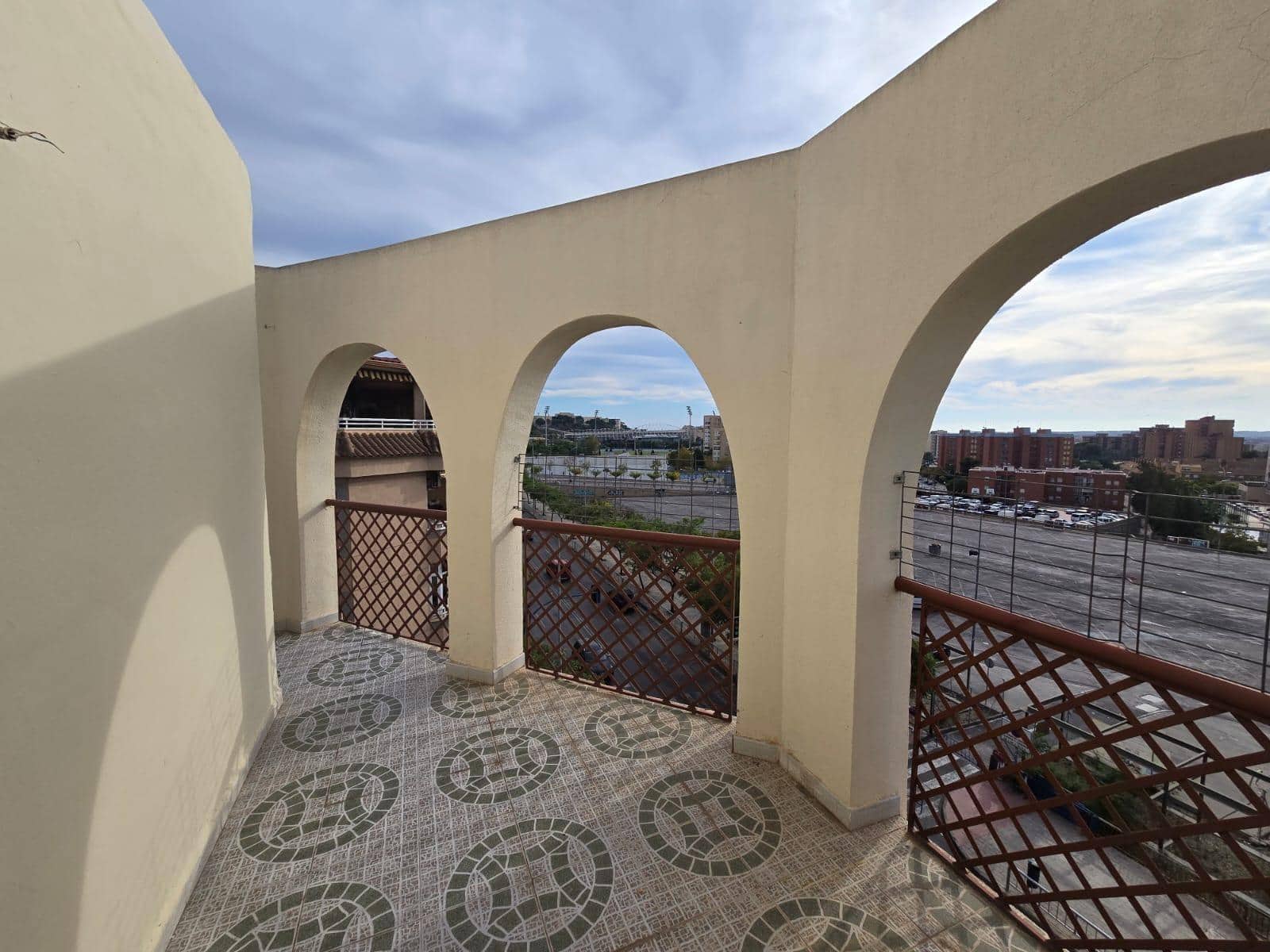 4 bedroom Penthouse for rent in Alicante / Alacant city with garage - € 1,500 (Ref: 9362438)