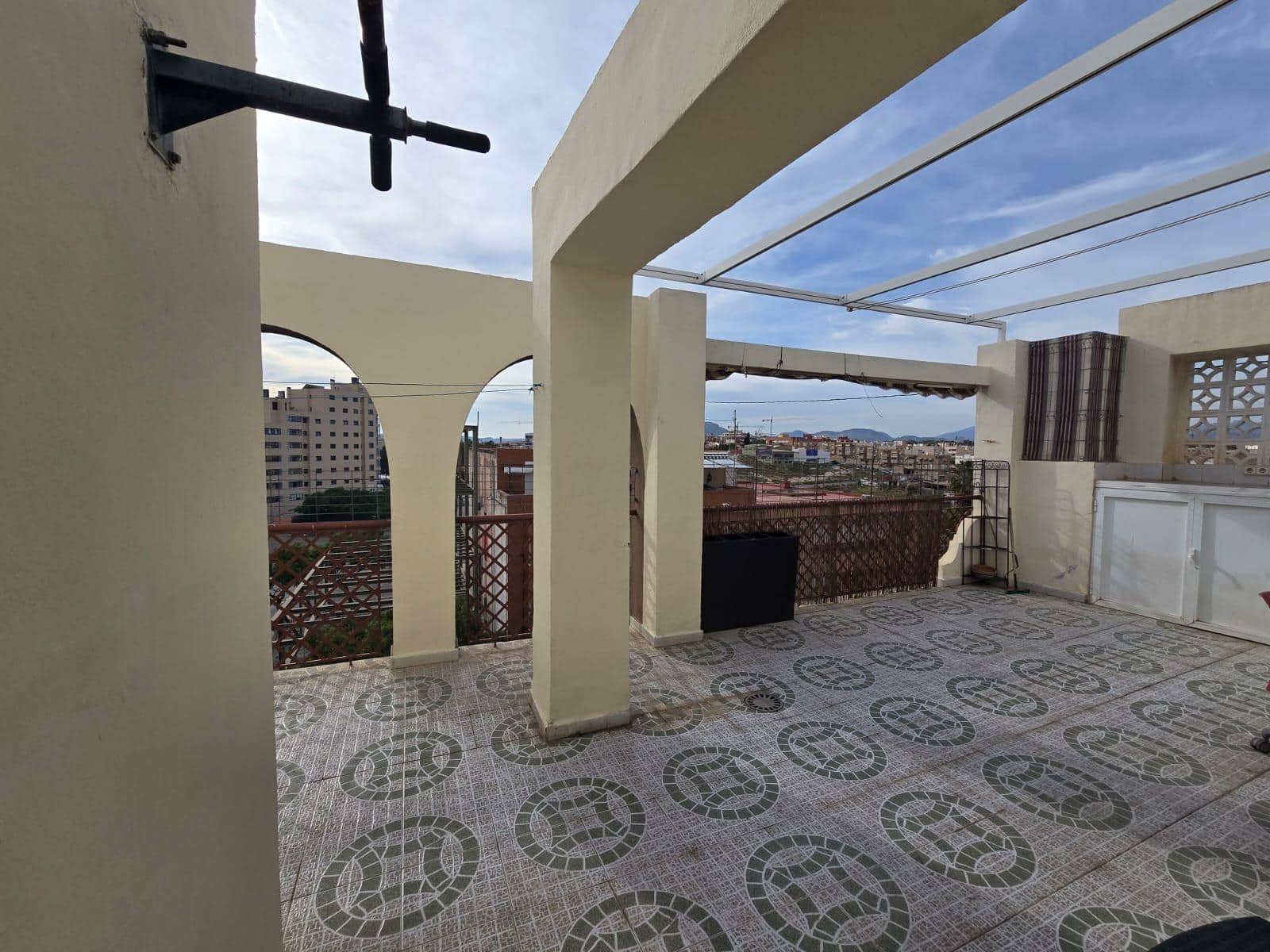 4 bedroom Penthouse for rent in Alicante / Alacant city with garage - € 1,500 (Ref: 9362438)