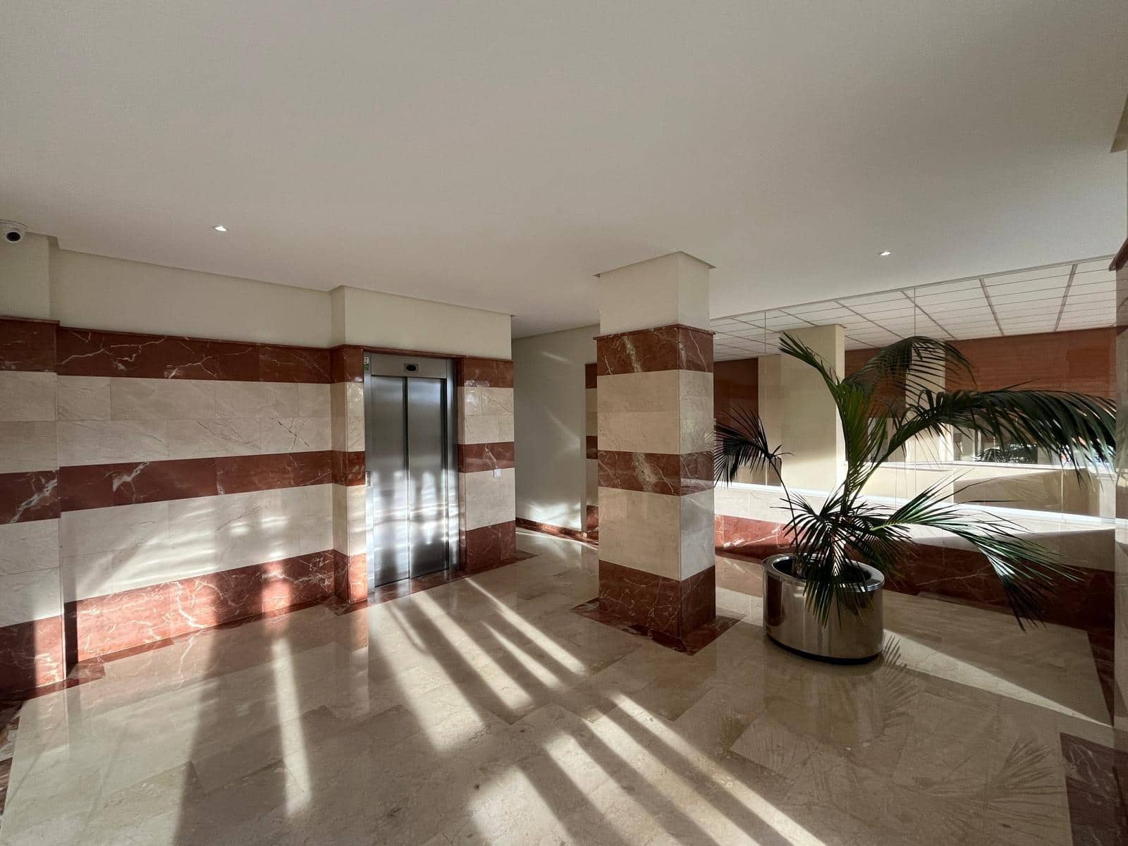 2 soverom Leilighet til salgs i Alicante by med svømmebasseng garasje - € 340 000 (Ref: 9379140)