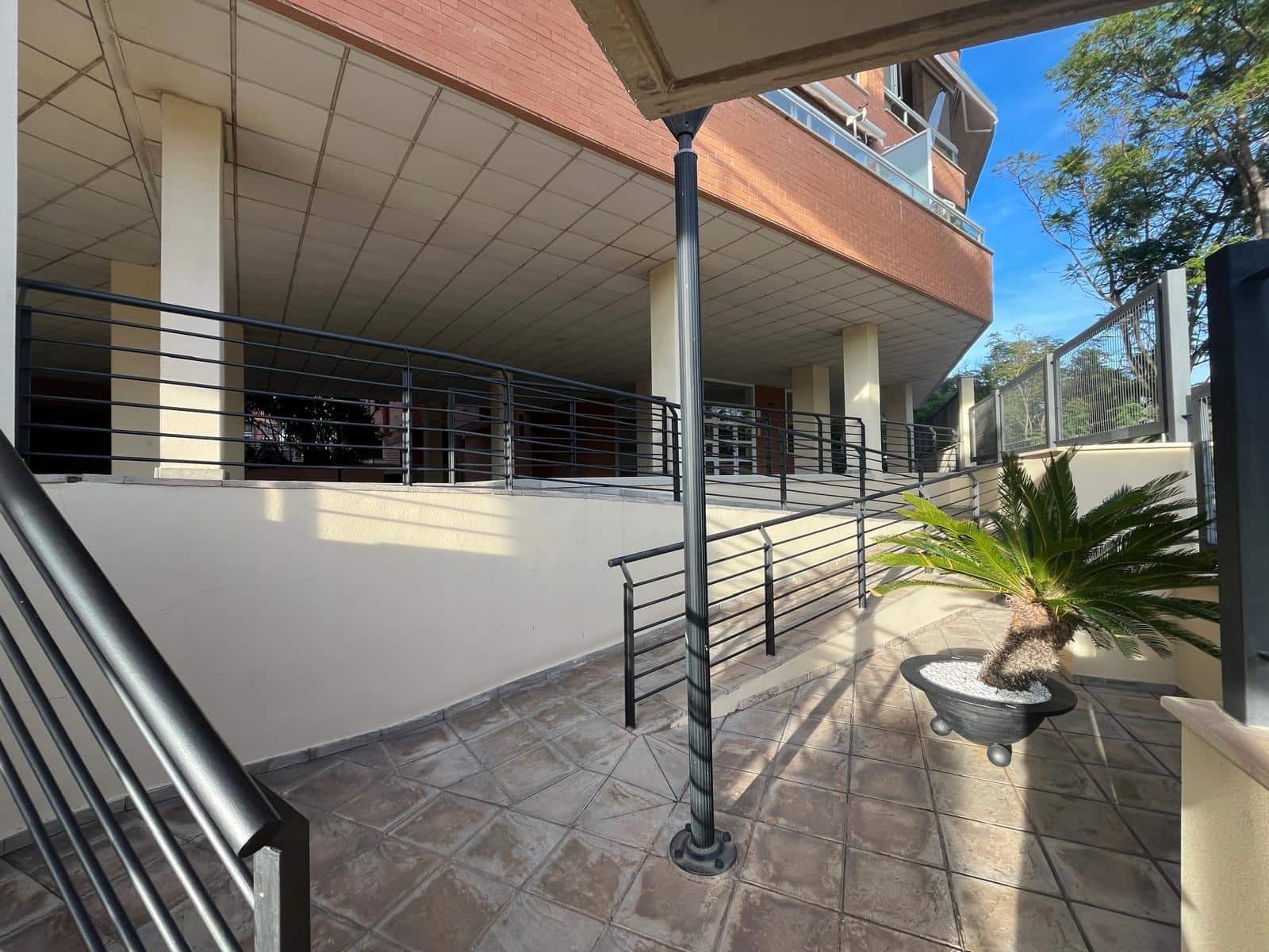 2 soverom Leilighet til salgs i Alicante by med svømmebasseng garasje - € 340 000 (Ref: 9379140)