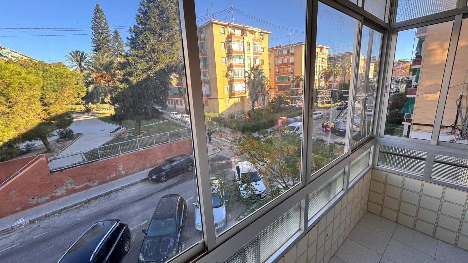 3 bedroom Apartment for rent in Alicante / Alacant city - € 820 (Ref: 9417685)