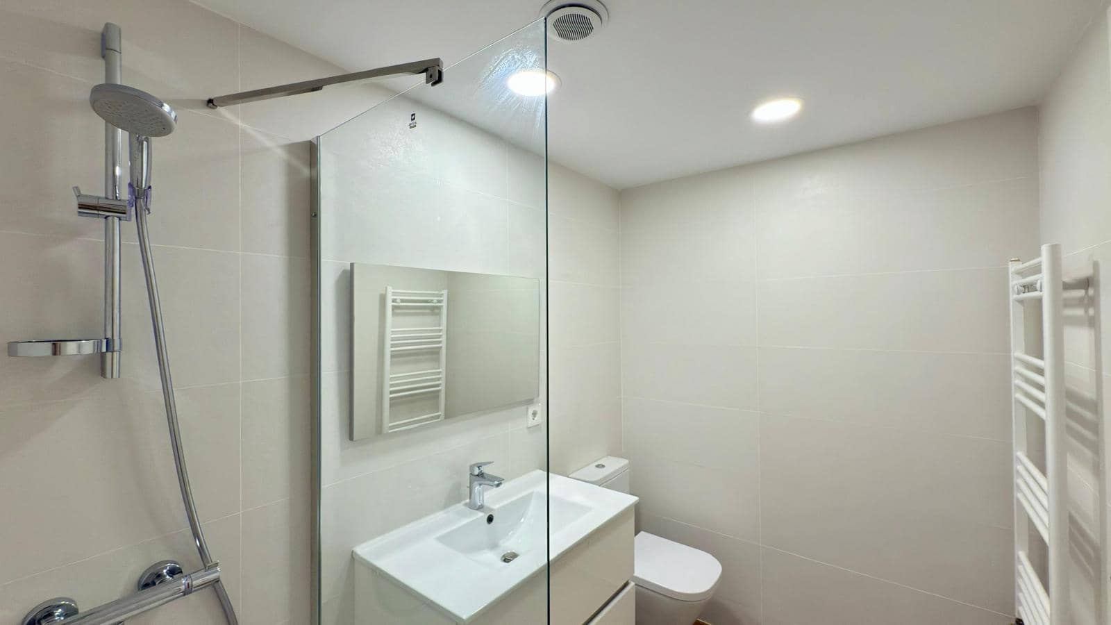 3 slaapkamer Flat te huur in Playa de San Juan met zwembad garage - € 2.700 (Ref: 9449414)