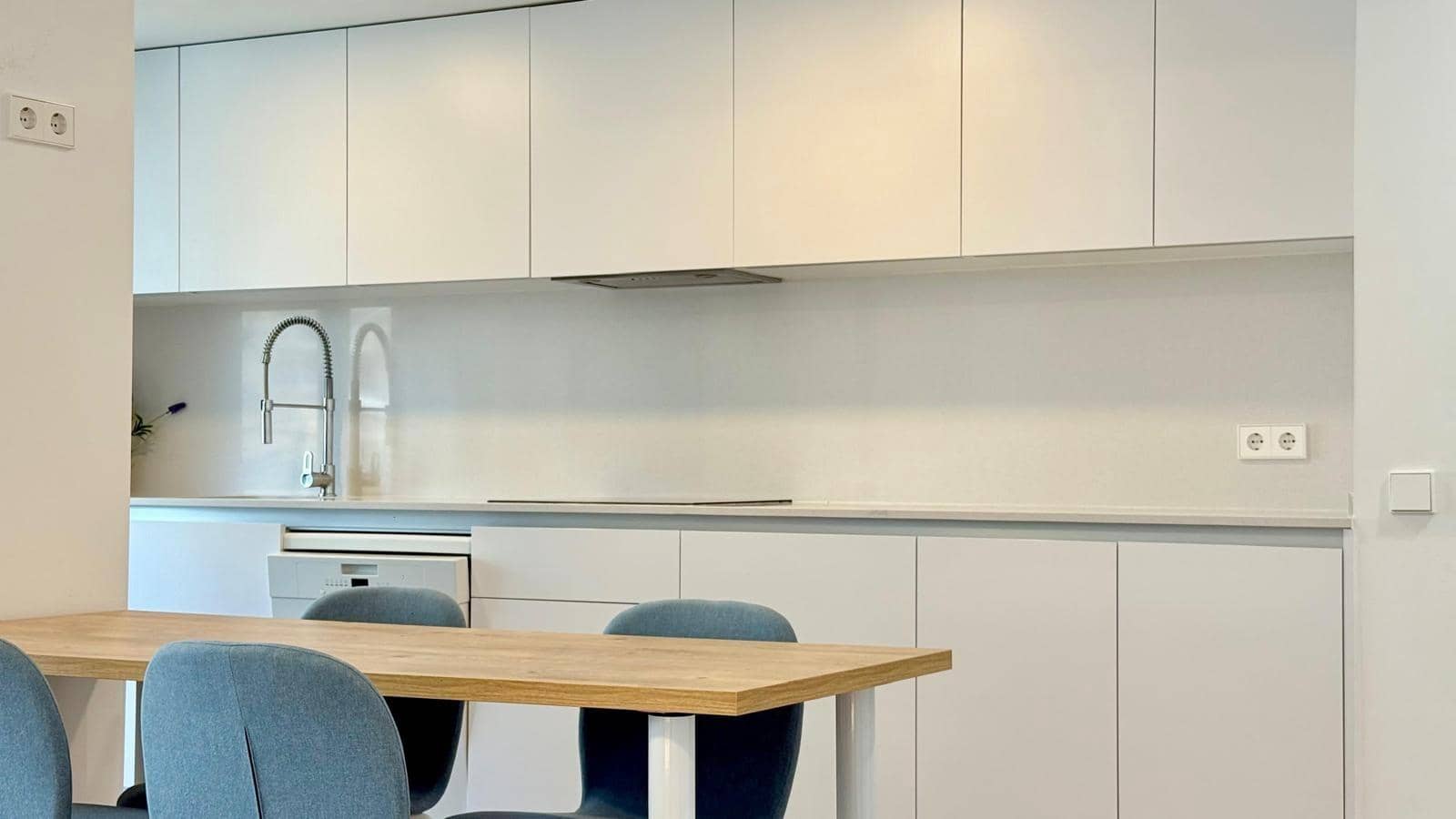 3 slaapkamer Flat te huur in Playa de San Juan met zwembad garage - € 2.700 (Ref: 9449414)