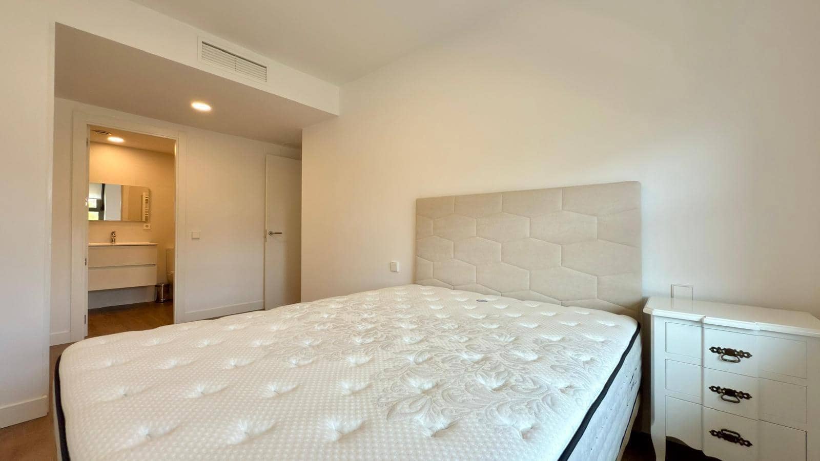 3 slaapkamer Flat te huur in Playa de San Juan met zwembad garage - € 2.700 (Ref: 9449414)