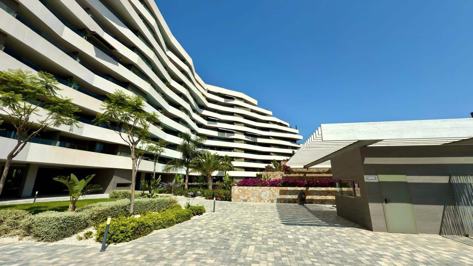 3 slaapkamer Flat te huur in Playa de San Juan met zwembad garage - € 2.700 (Ref: 9449414)