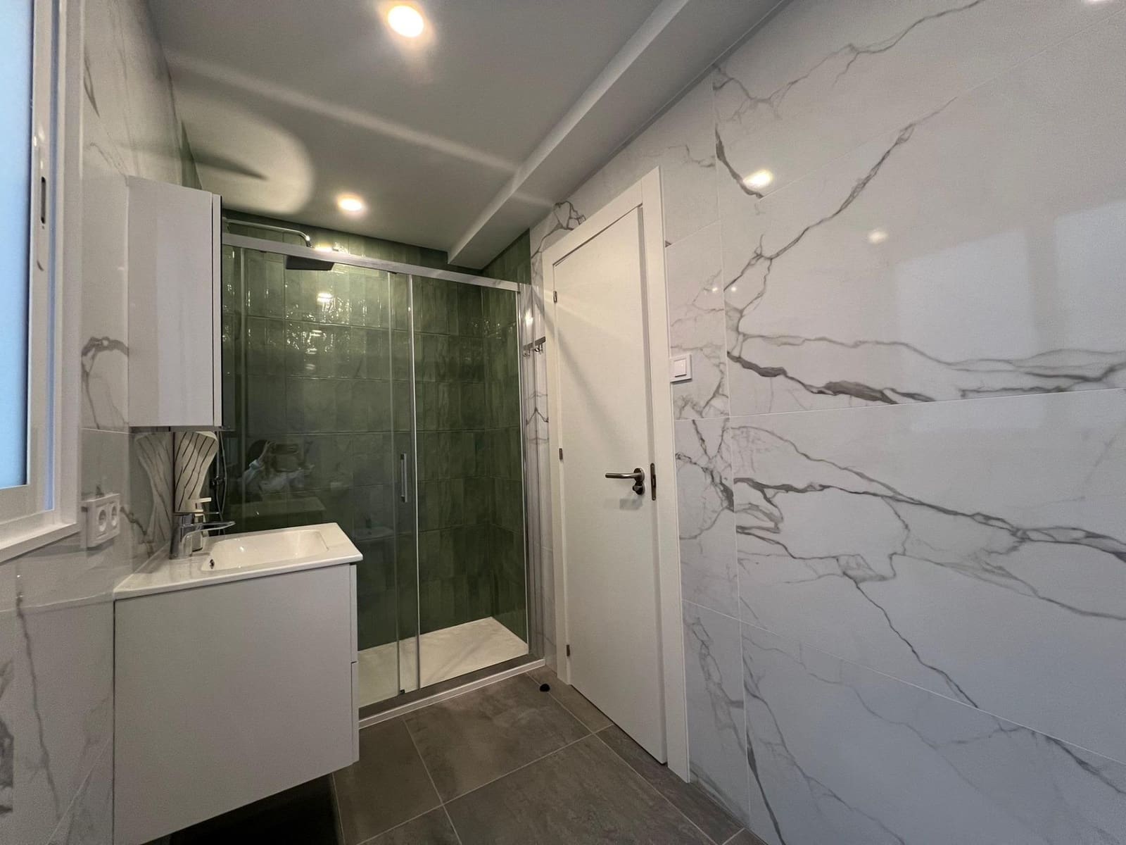 4 quarto Apartamento para arrendar em Alicante cidade - 1 300 € (Ref: 9450242)