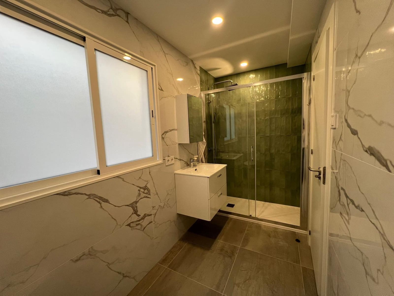 4 quarto Apartamento para arrendar em Alicante cidade - 1 300 € (Ref: 9450242)