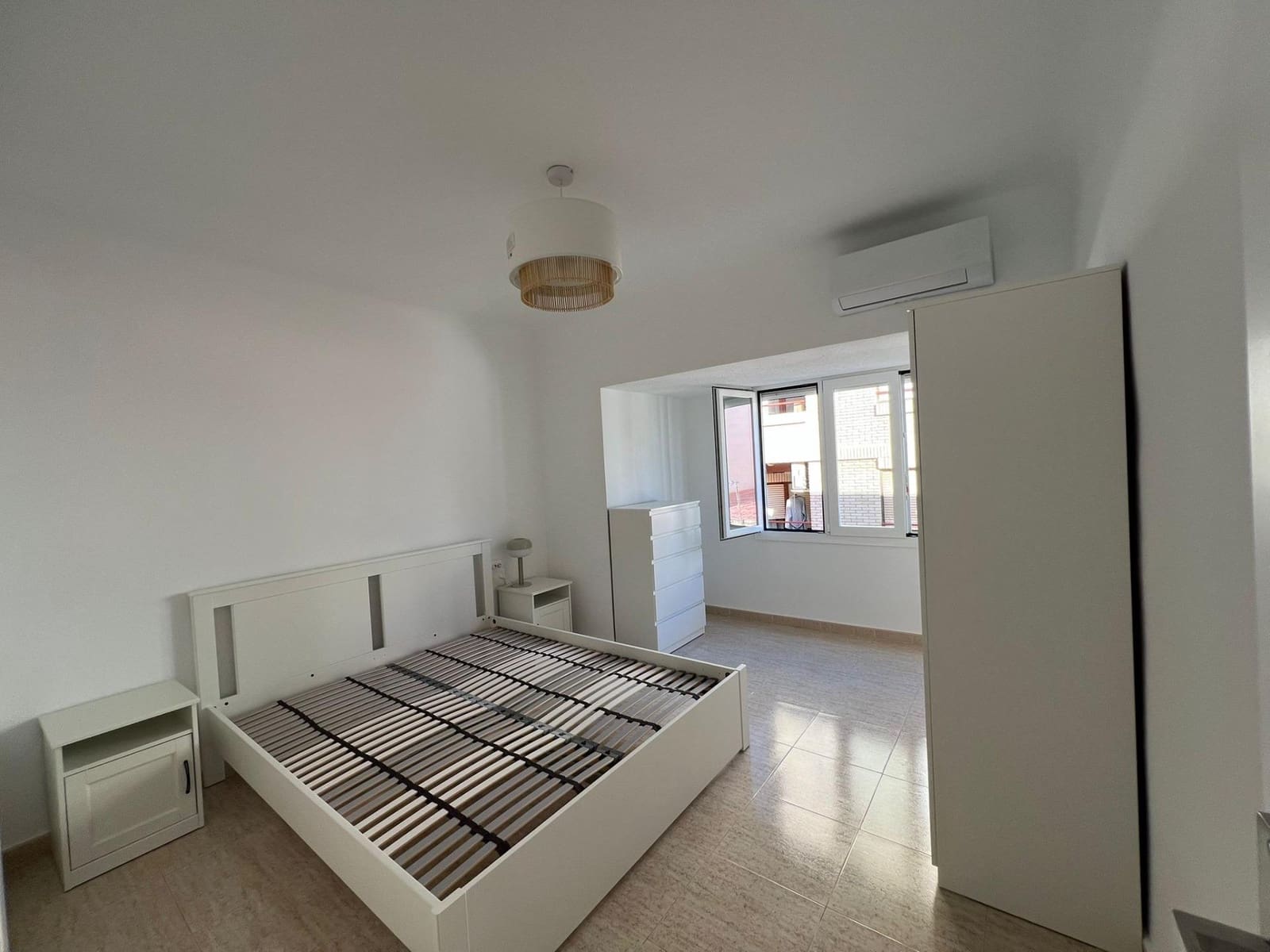 4 quarto Apartamento para arrendar em Alicante cidade - 1 300 € (Ref: 9450242)