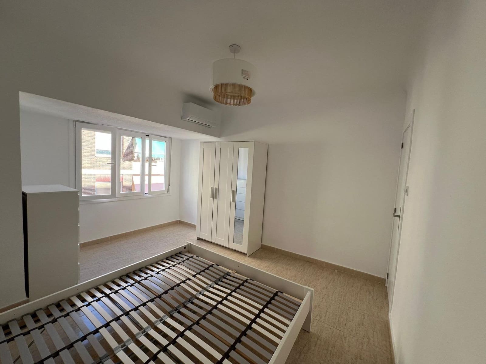 4 quarto Apartamento para arrendar em Alicante cidade - 1 300 € (Ref: 9450242)