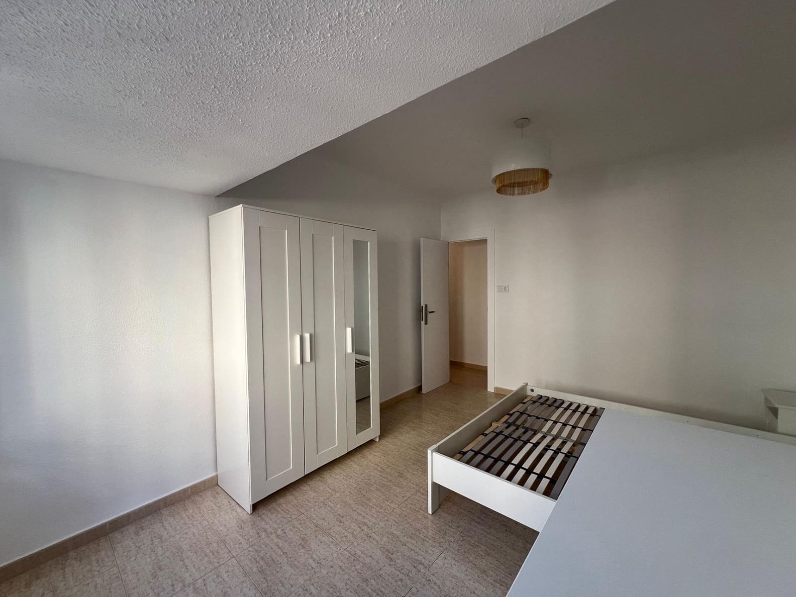 4 quarto Apartamento para arrendar em Alicante cidade - 1 300 € (Ref: 9450242)