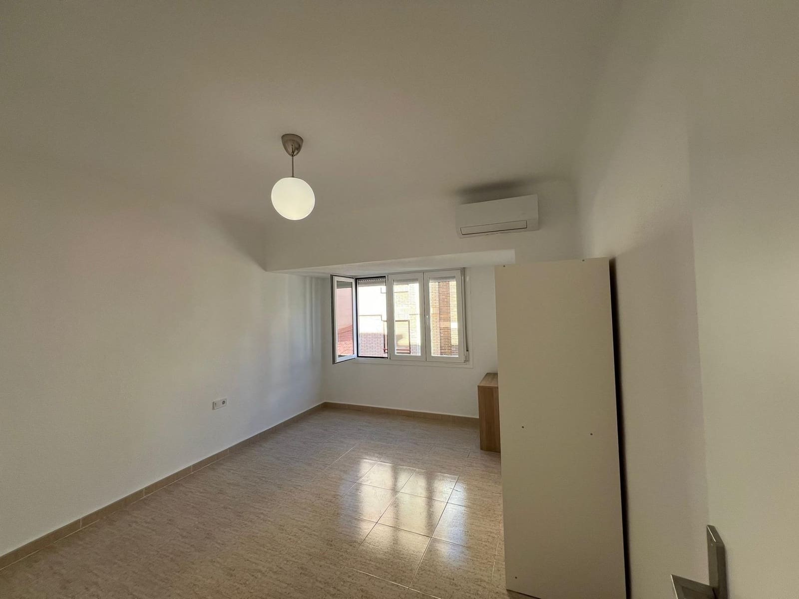 4 quarto Apartamento para arrendar em Alicante cidade - 1 300 € (Ref: 9450242)