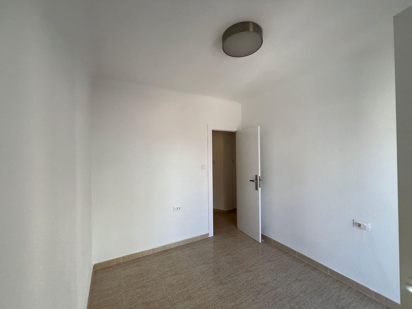 4 quarto Apartamento para arrendar em Alicante cidade - 1 300 € (Ref: 9450242)