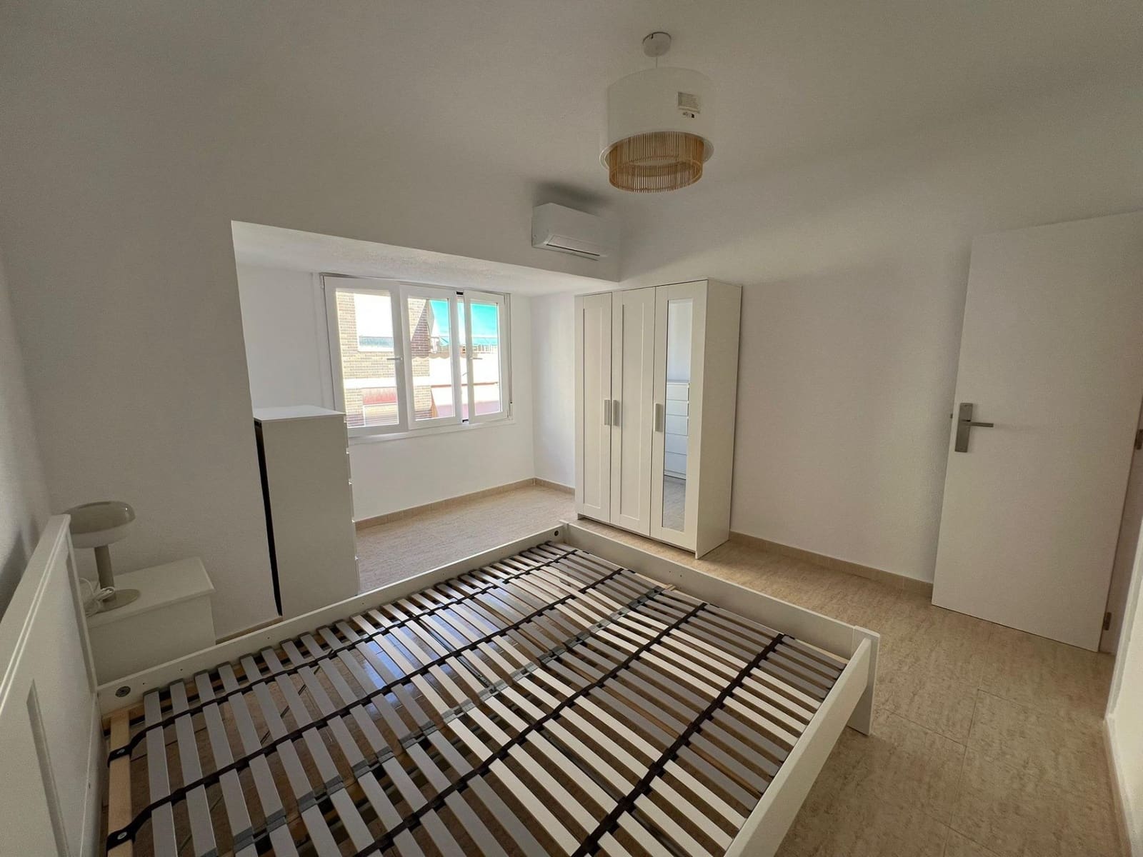 4 quarto Apartamento para arrendar em Alicante cidade - 1 300 € (Ref: 9450242)