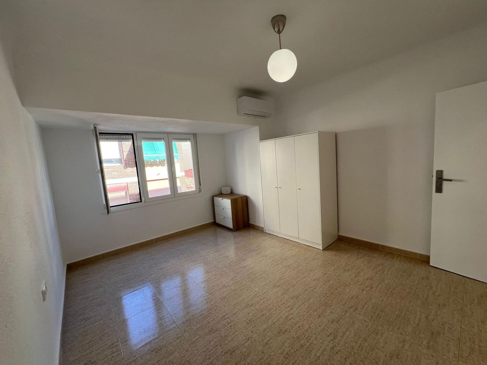 4 quarto Apartamento para arrendar em Alicante cidade - 1 300 € (Ref: 9450242)