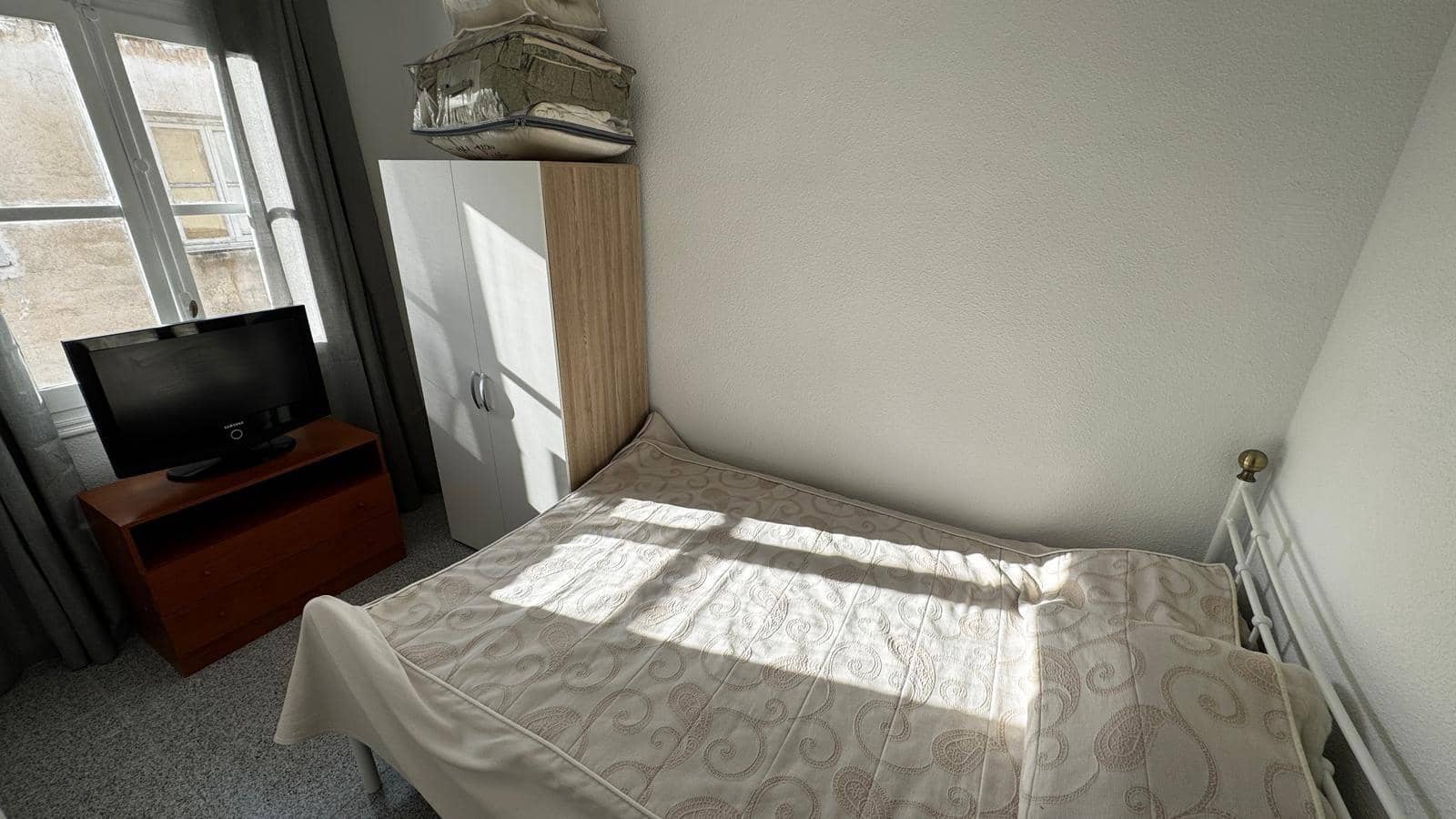 4 soveværelse Penthouse til leje i Alicante by - € 890 (Ref: 9465850)