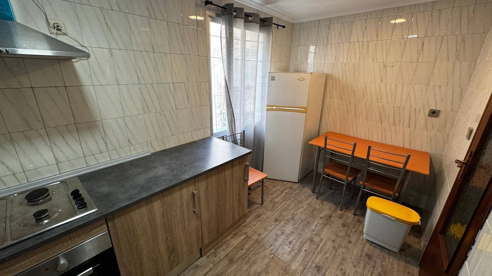 4 soveværelse Penthouse til leje i Alicante by - € 890 (Ref: 9465850)