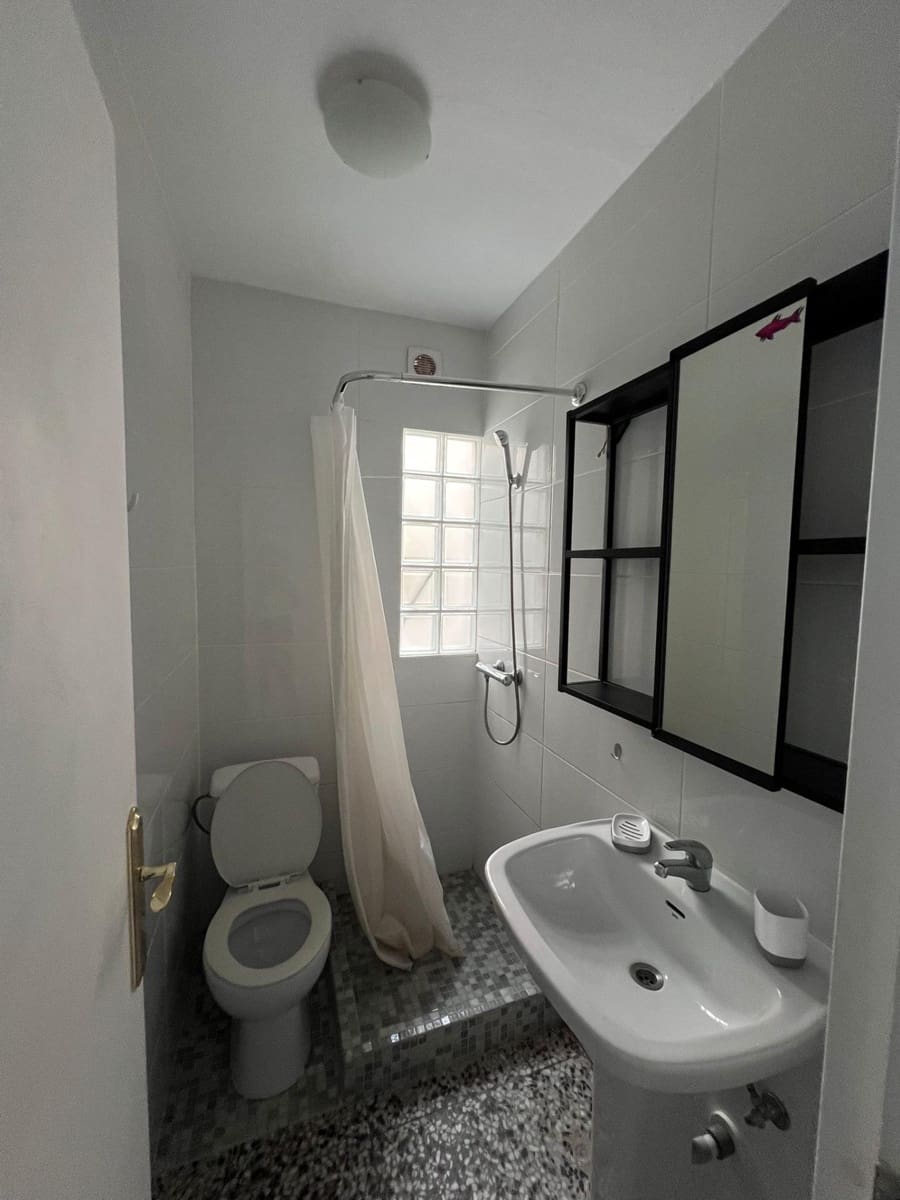 2 soveværelse Lejlighed til leje i Alicante by - € 1.050 (Ref: 9471220)