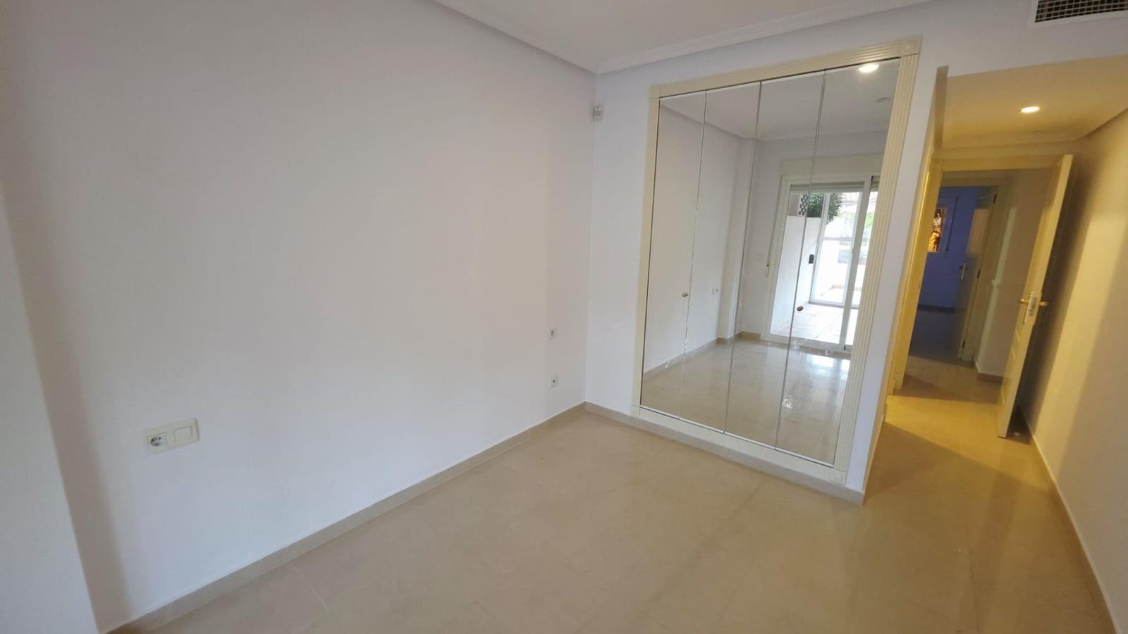 2 slaapkamer Flat te koop in Playa de San Juan met zwembad garage - € 450.000 (Ref: 9521365)