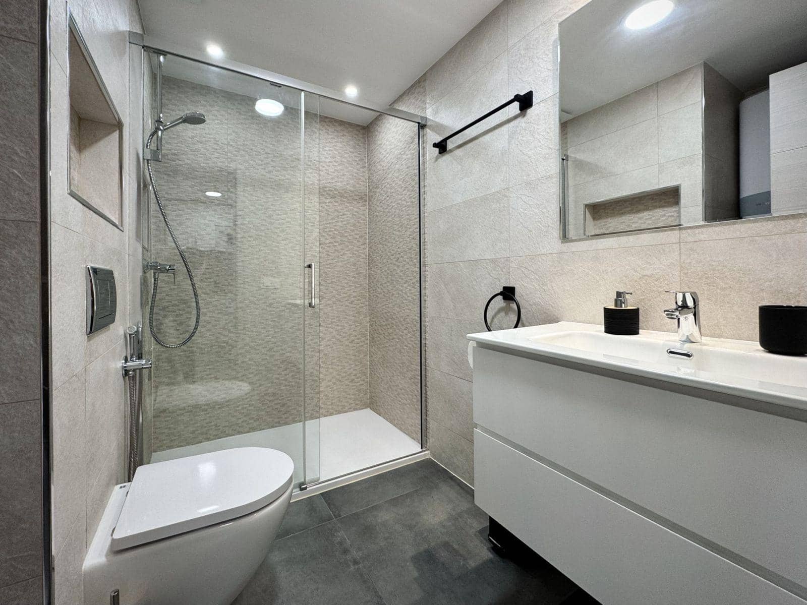 Appartement de 1 chambre à louer à Benidorm avec piscine - 1 350 € (Ref: 9536296)