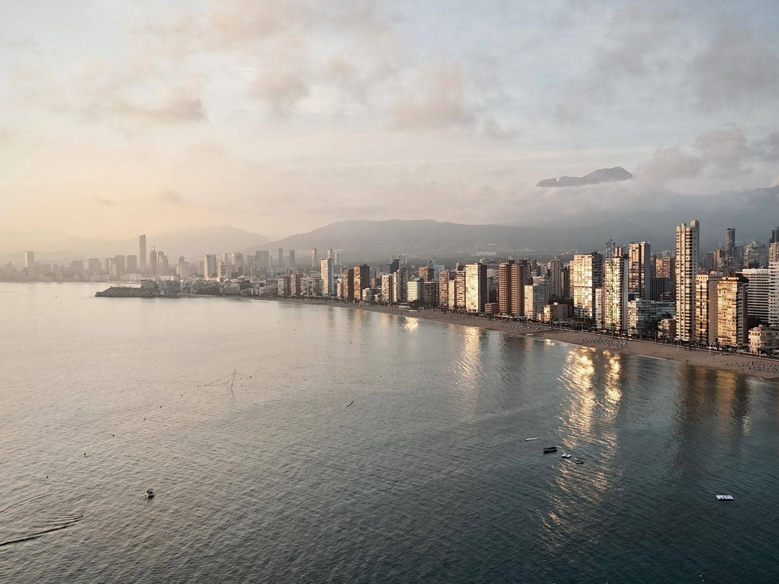 Appartement de 1 chambre à louer à Benidorm avec piscine - 1 350 € (Ref: 9536296)