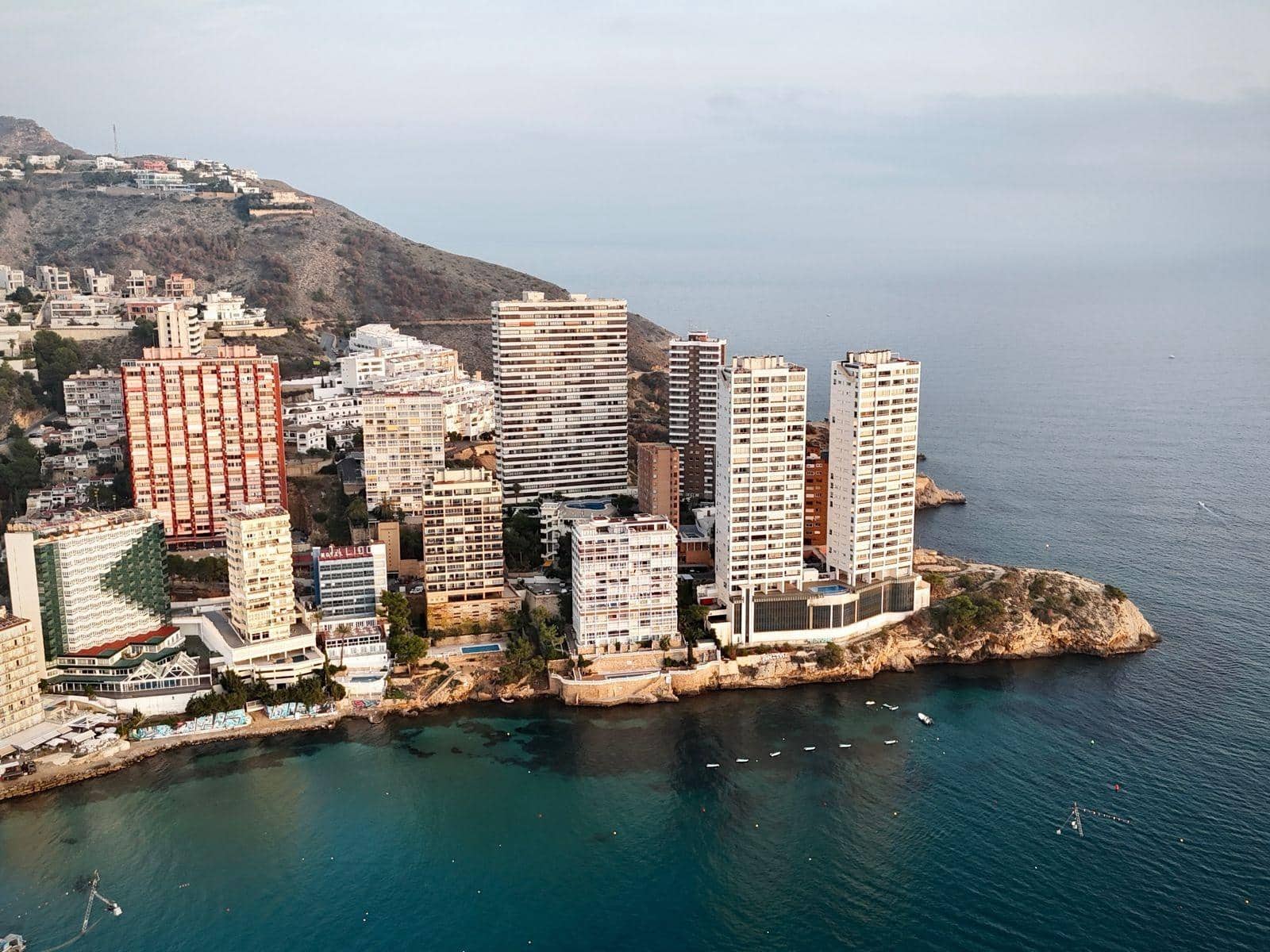 Appartement de 1 chambre à louer à Benidorm avec piscine - 1 350 € (Ref: 9536296)