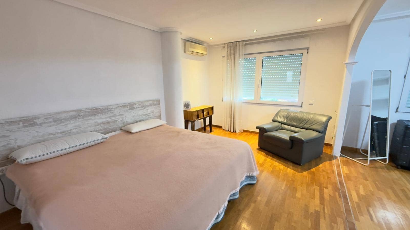 4 soveværelse Villa til leje i Alicante by med swimmingpool garage - € 2.800 (Ref: 9536297)