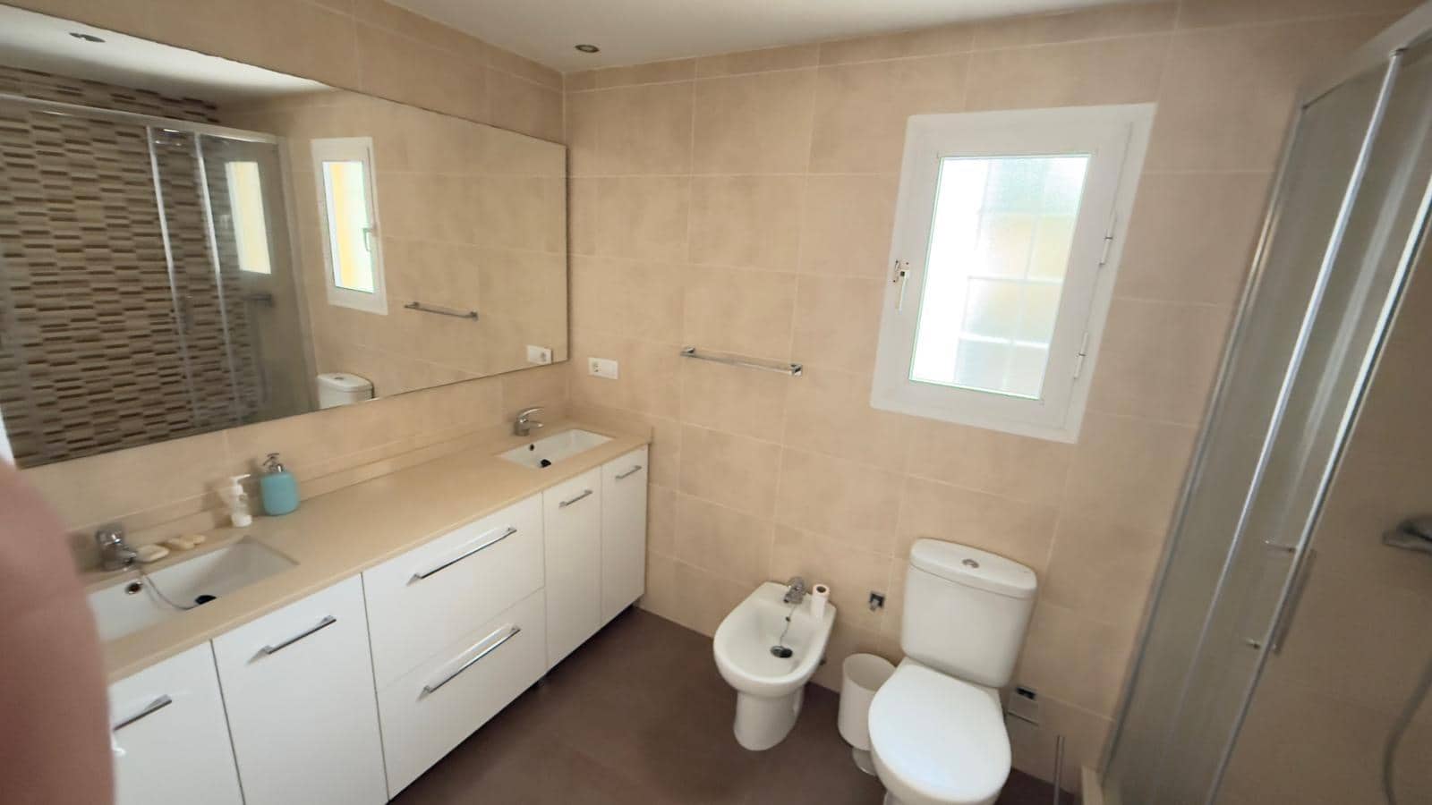 4 soveværelse Villa til leje i Alicante by med swimmingpool garage - € 2.800 (Ref: 9536297)