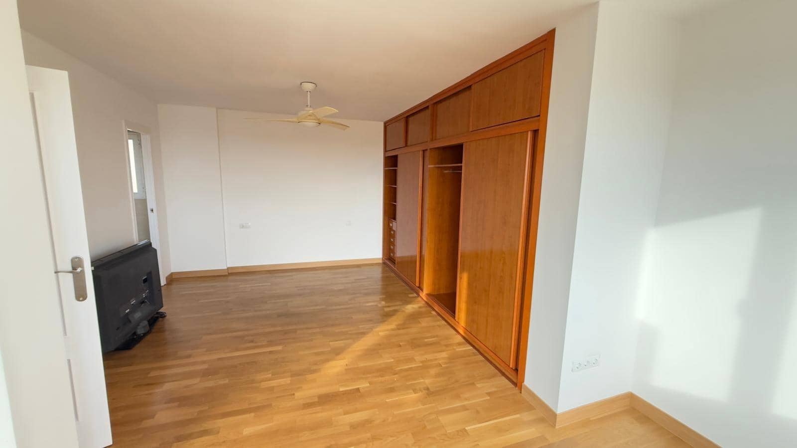 4 soveværelse Villa til leje i Alicante by med swimmingpool garage - € 2.800 (Ref: 9536297)