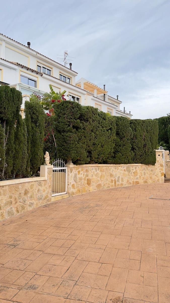4 soveværelse Villa til leje i Alicante by med swimmingpool garage - € 2.800 (Ref: 9536297)