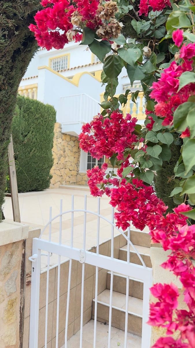 4 soveværelse Villa til leje i Alicante by med swimmingpool garage - € 2.800 (Ref: 9536297)