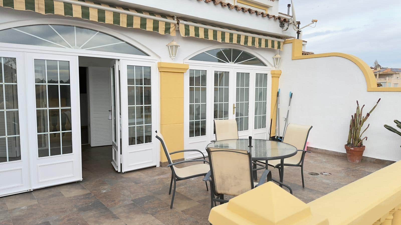 4 soveværelse Villa til leje i Alicante by med swimmingpool garage - € 2.800 (Ref: 9536297)